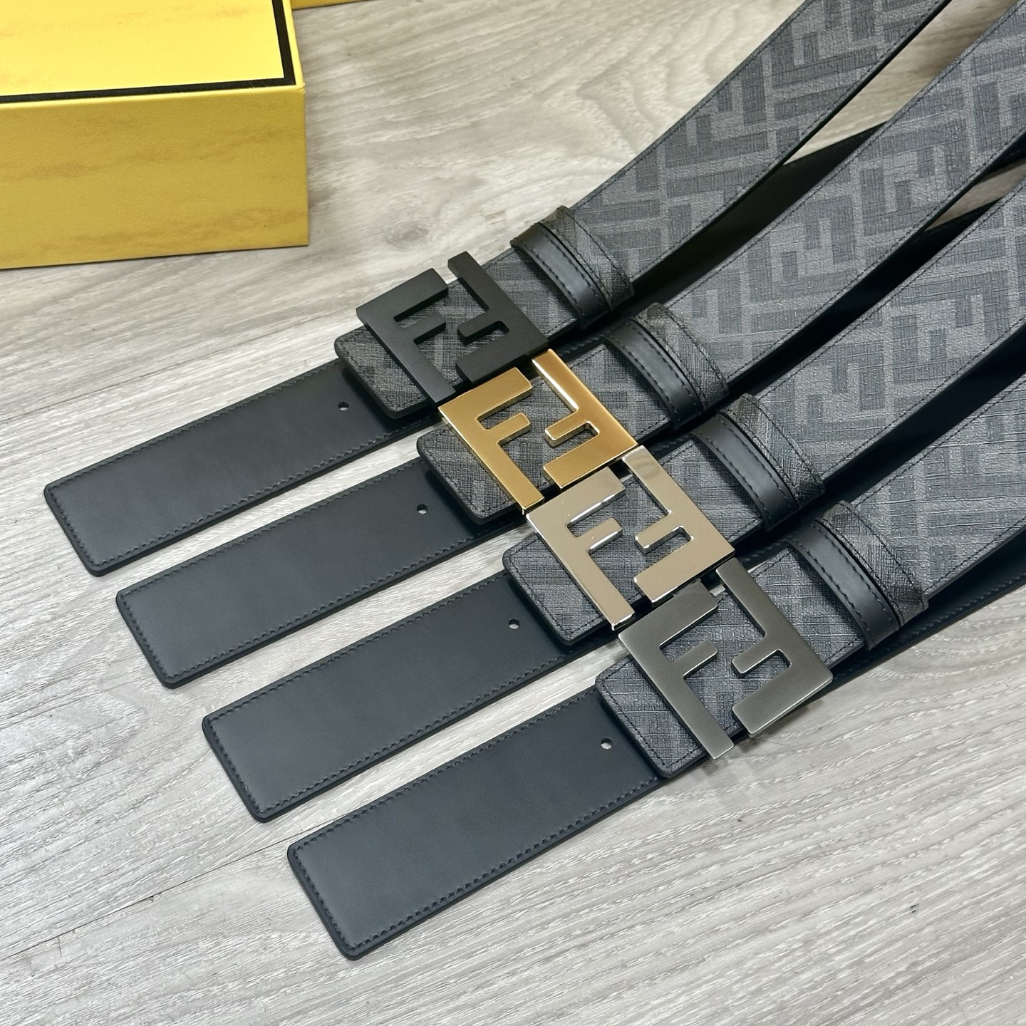 
     FENDI（芬迪）专柜同款 宽4.0CM 双环正反用腰带 FF按钉搭扣 黑色Cuoio  R