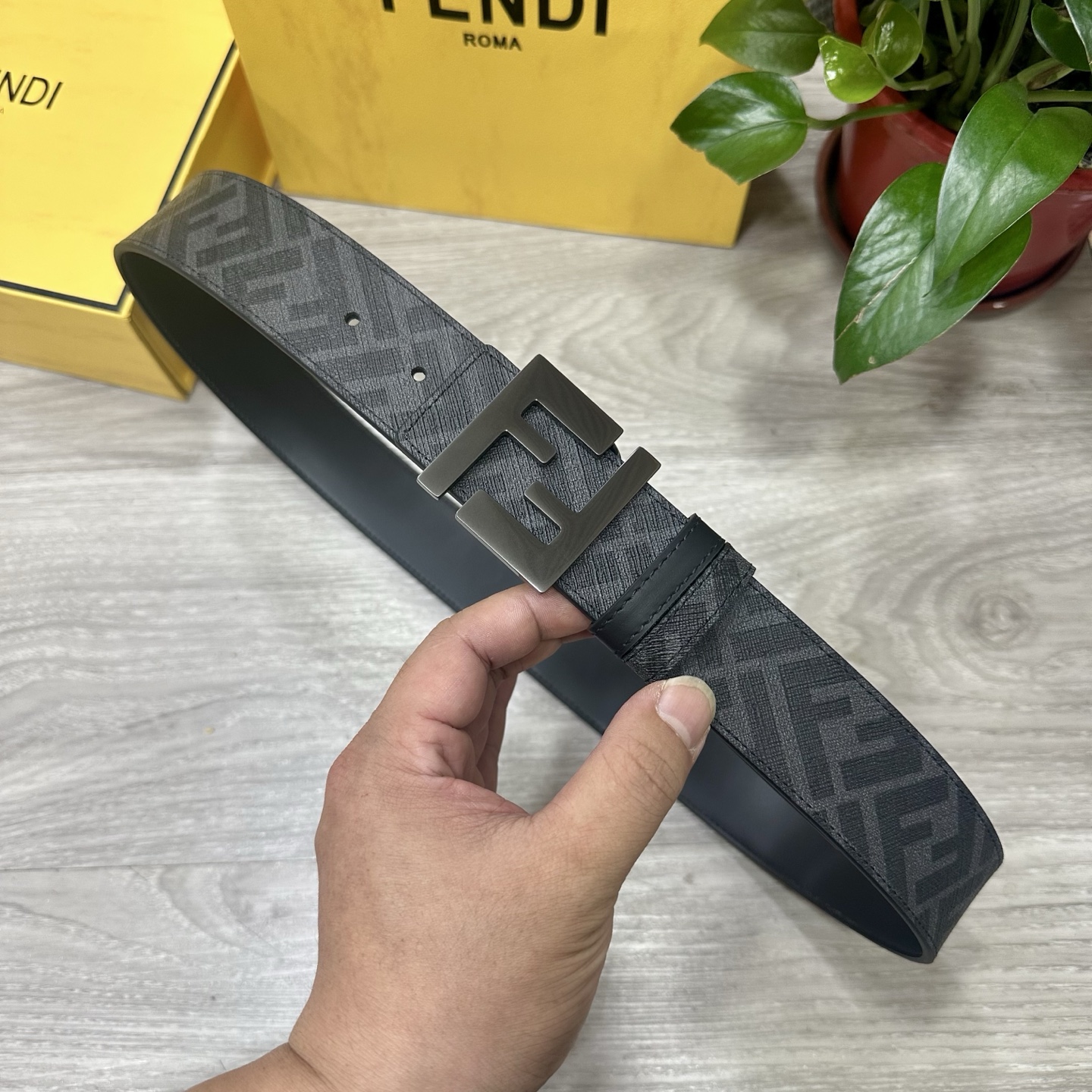 
     FENDI（芬迪）专柜同款 宽4.0CM 双环正反用腰带 FF按钉搭扣 黑色Cuoio  R