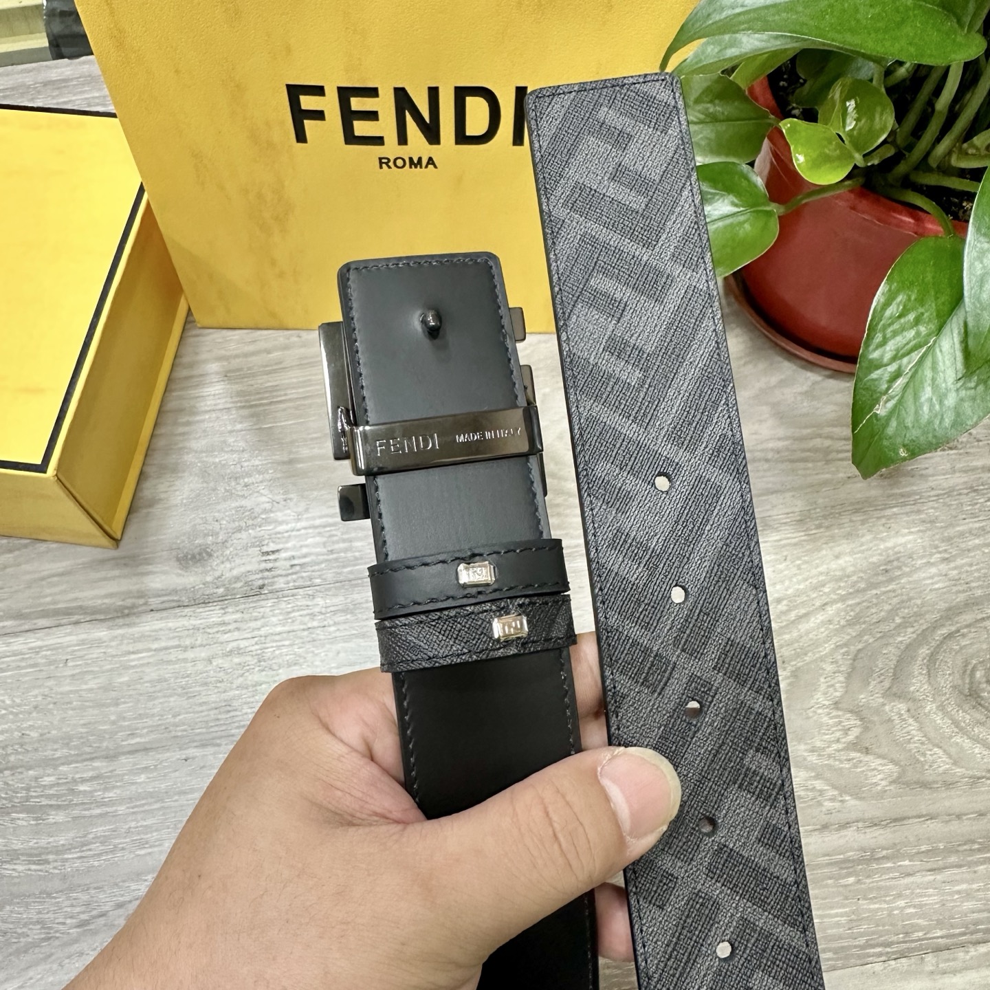 
     FENDI（芬迪）专柜同款 宽4.0CM 双环正反用腰带 FF按钉搭扣 黑色Cuoio  R
