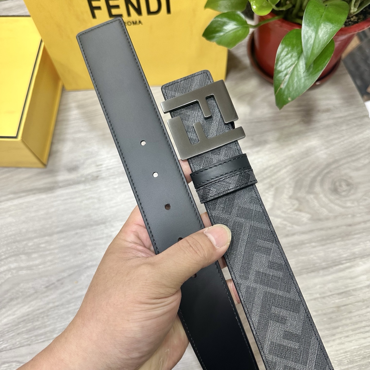 
     FENDI（芬迪）专柜同款 宽4.0CM 双环正反用腰带 FF按钉搭扣 黑色Cuoio  R