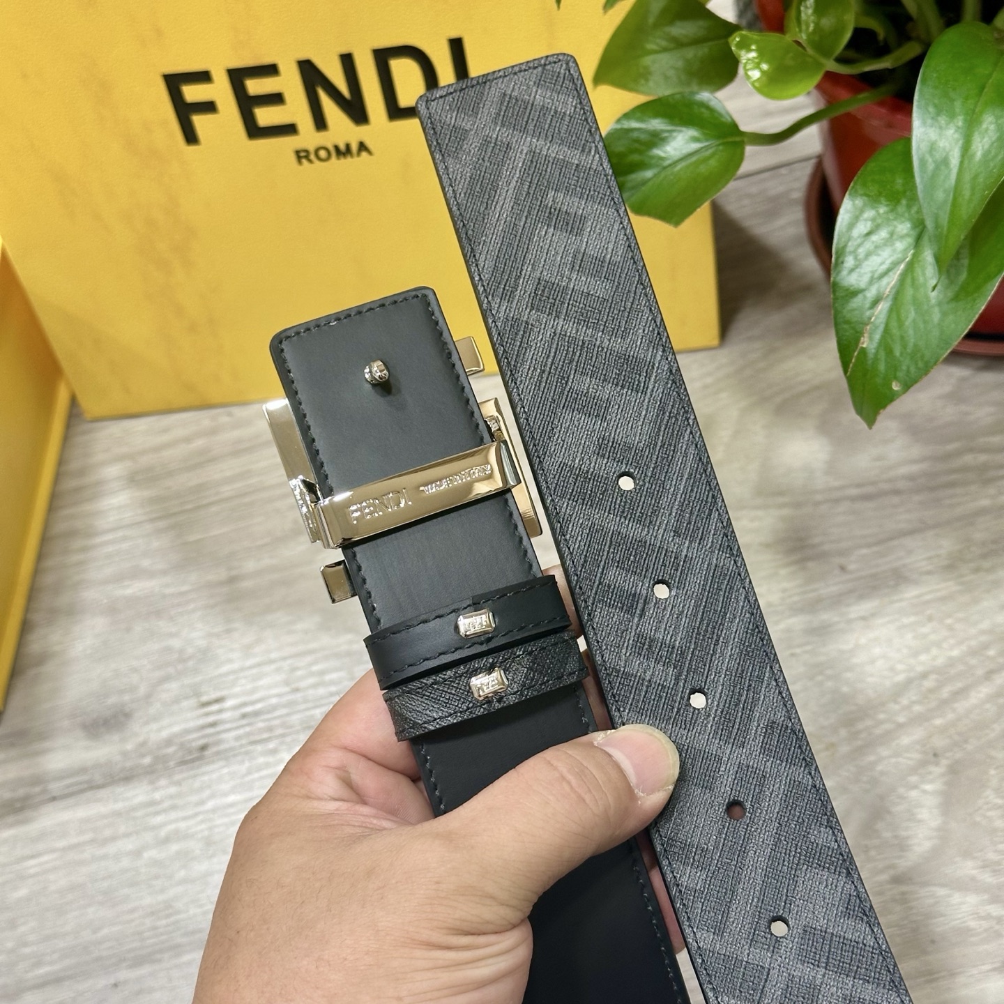 
     FENDI（芬迪）专柜同款 宽4.0CM 双环正反用腰带 FF按钉搭扣 黑色Cuoio  R