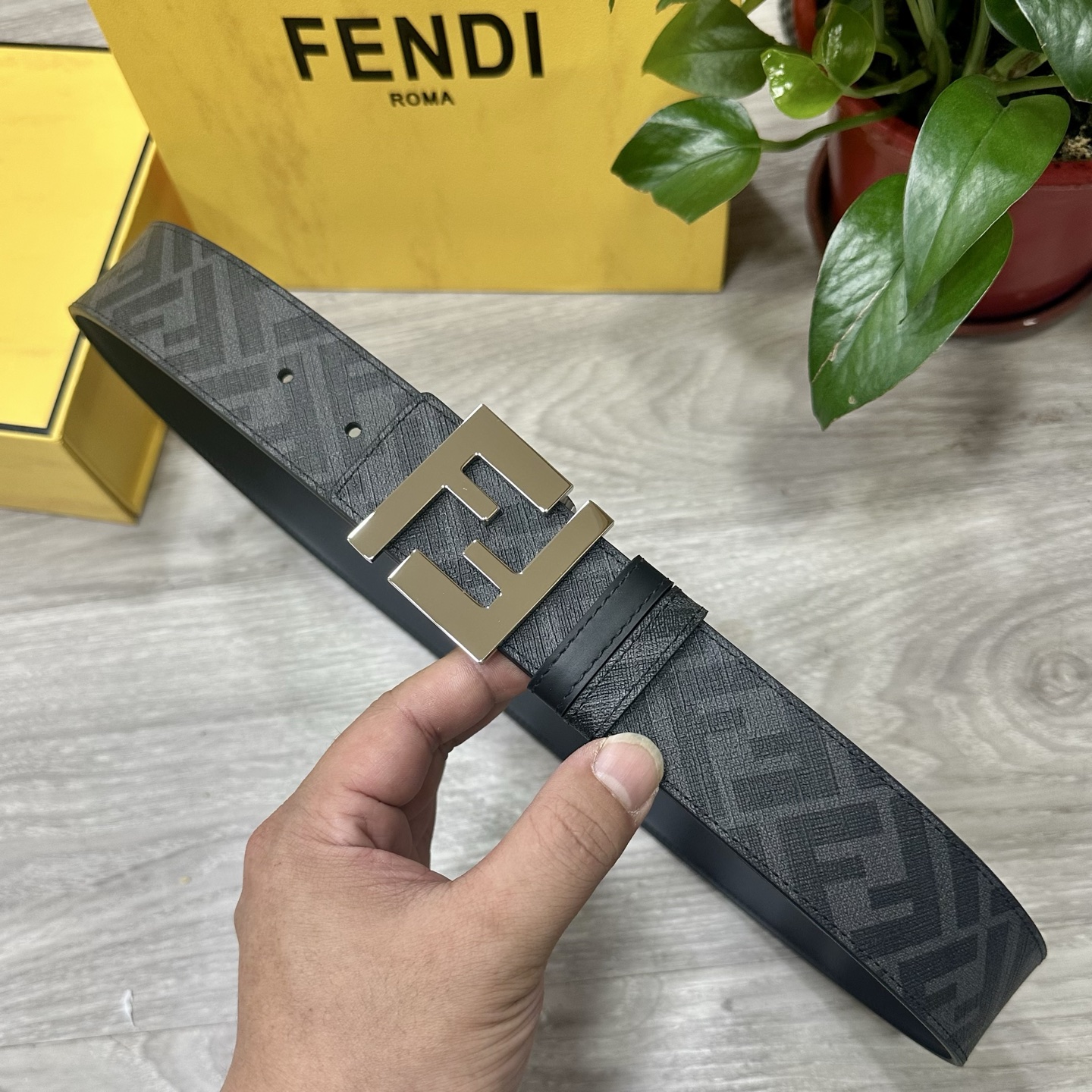 
     FENDI（芬迪）专柜同款 宽4.0CM 双环正反用腰带 FF按钉搭扣 黑色Cuoio  R