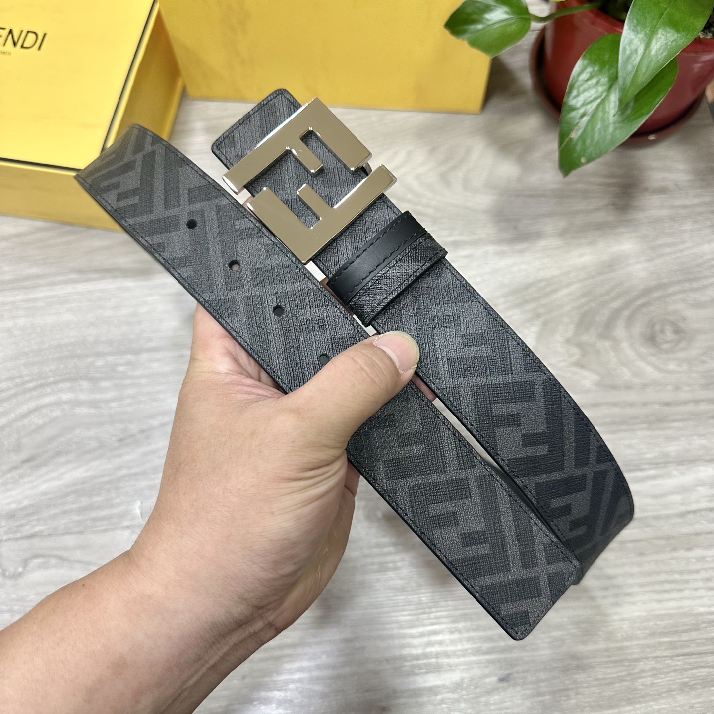 
     FENDI（芬迪）专柜同款 宽4.0CM 双环正反用腰带 FF按钉搭扣 黑色Cuoio  R