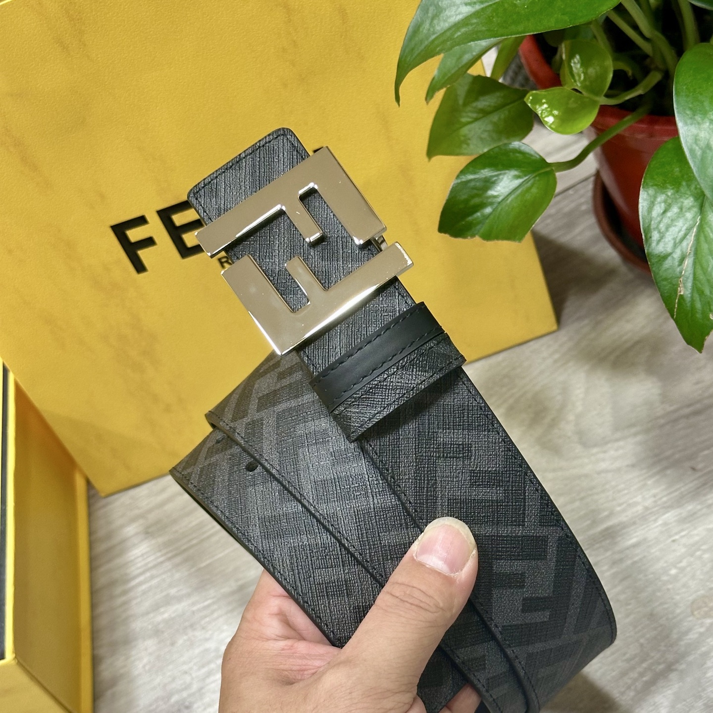 
     FENDI（芬迪）专柜同款 宽4.0CM 双环正反用腰带 FF按钉搭扣 黑色Cuoio  R
