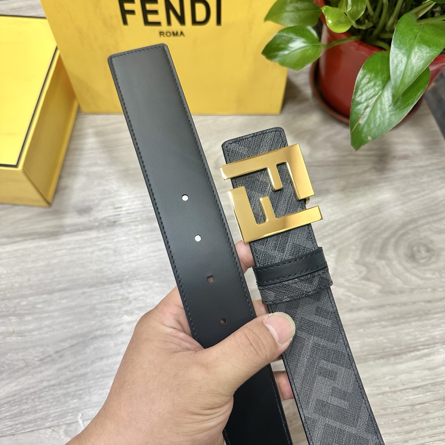 
     FENDI（芬迪）专柜同款 宽4.0CM 双环正反用腰带 FF按钉搭扣 黑色Cuoio  R