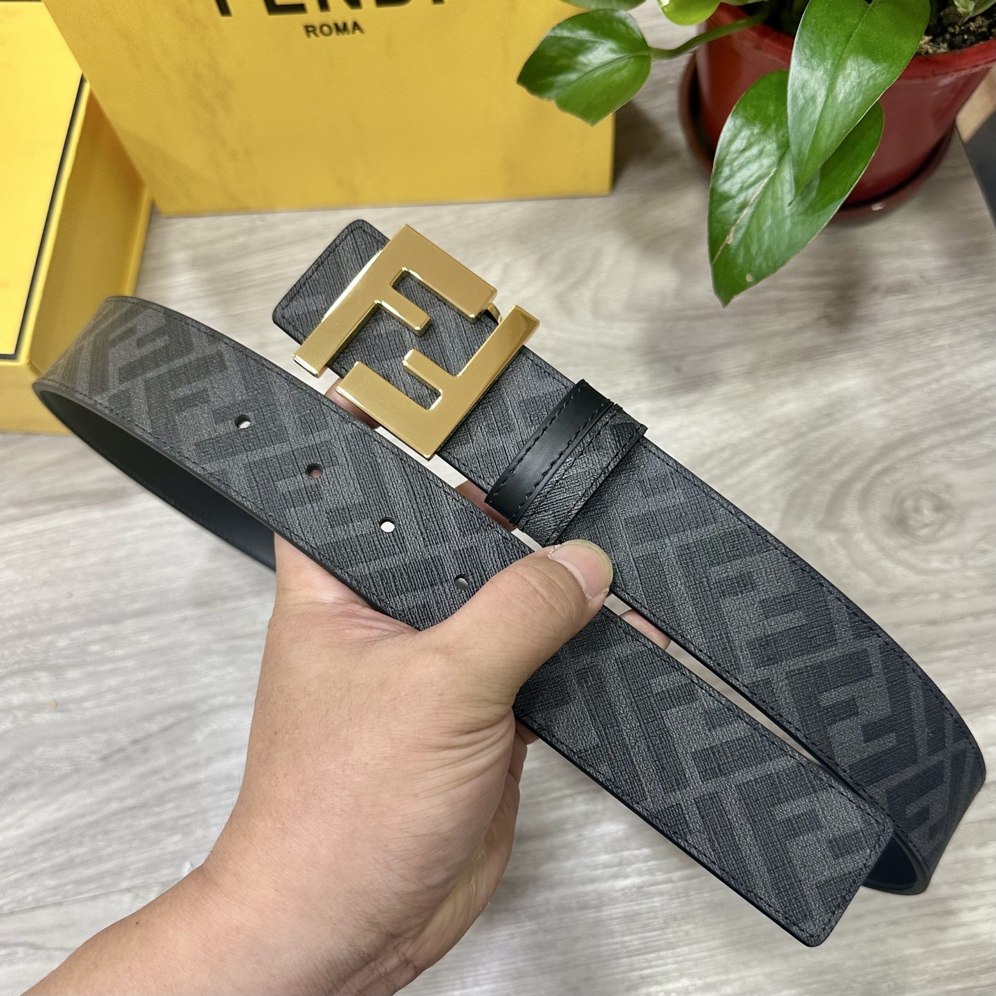 
     FENDI（芬迪）专柜同款 宽4.0CM 双环正反用腰带 FF按钉搭扣 黑色Cuoio  R