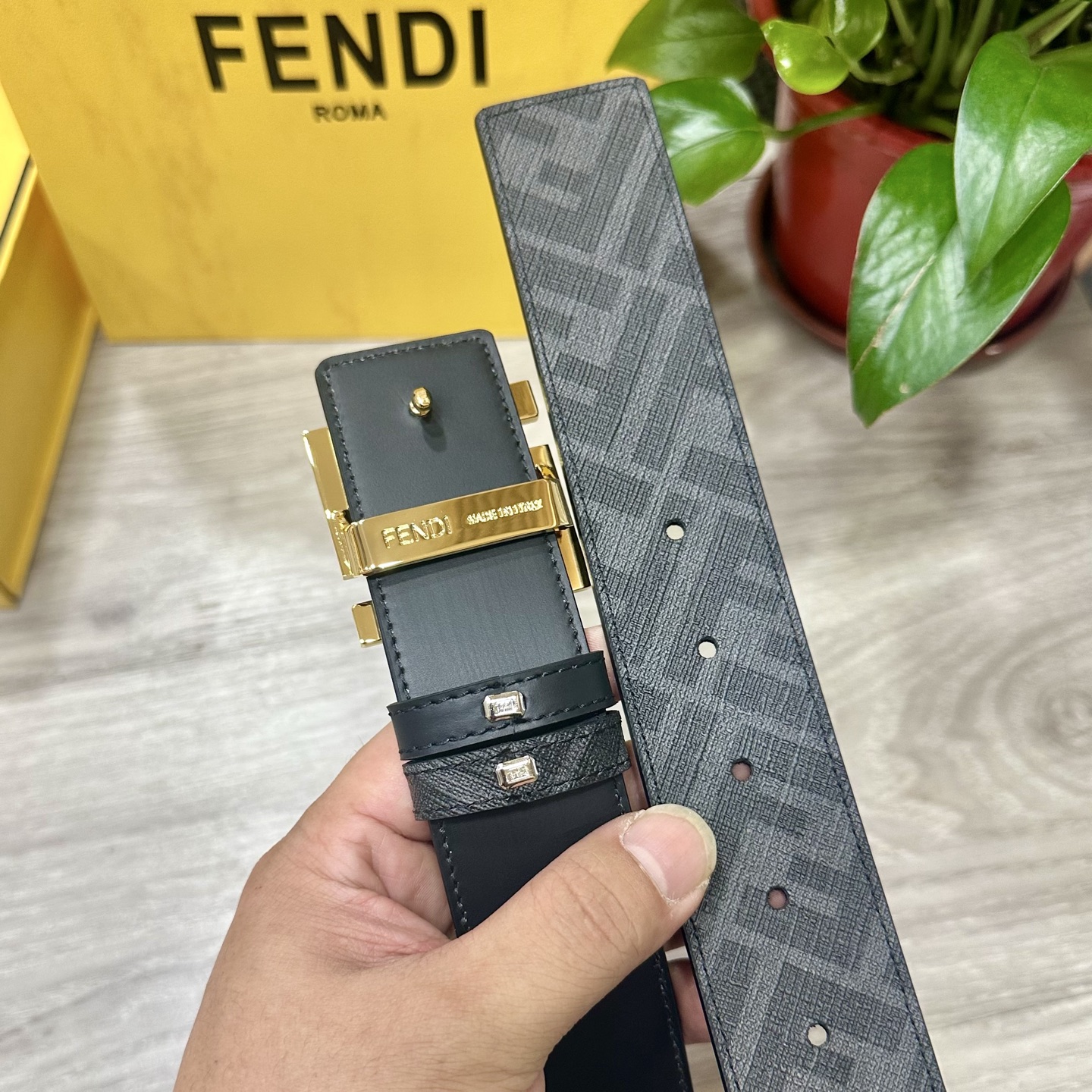 
     FENDI（芬迪）专柜同款 宽4.0CM 双环正反用腰带 FF按钉搭扣 黑色Cuoio  R