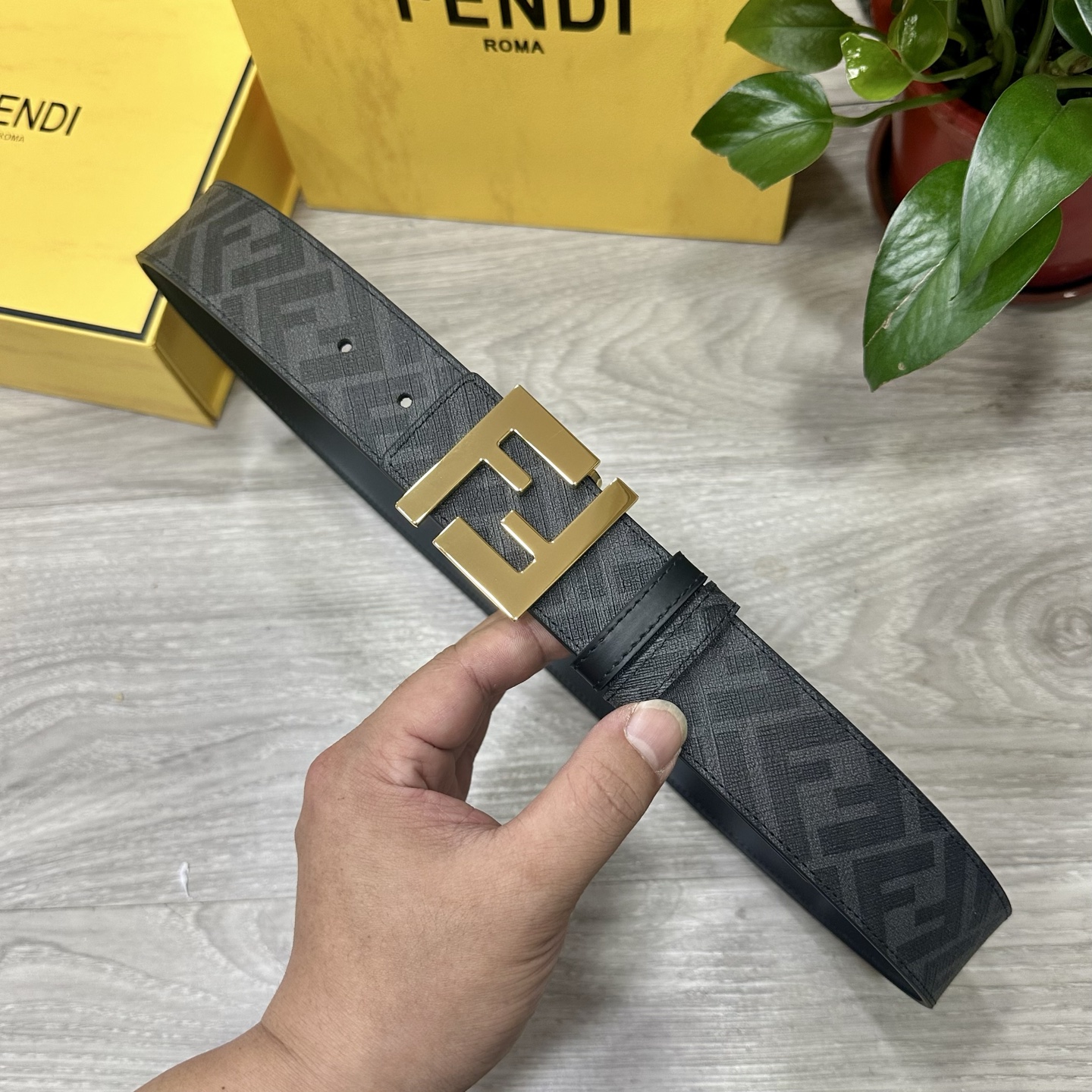 
     FENDI（芬迪）专柜同款 宽4.0CM 双环正反用腰带 FF按钉搭扣 黑色Cuoio  R