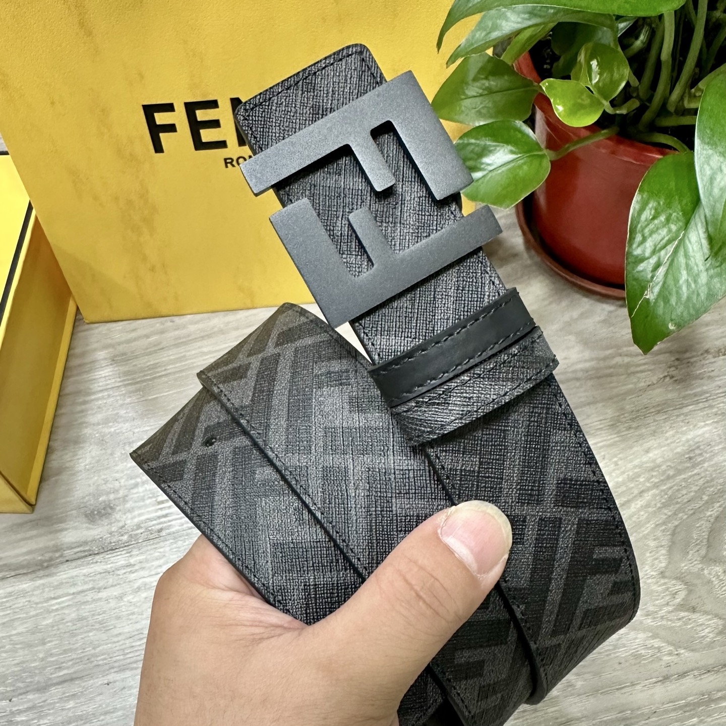 
     FENDI（芬迪）专柜同款 宽4.0CM 双环正反用腰带 FF按钉搭扣 黑色Cuoio  R