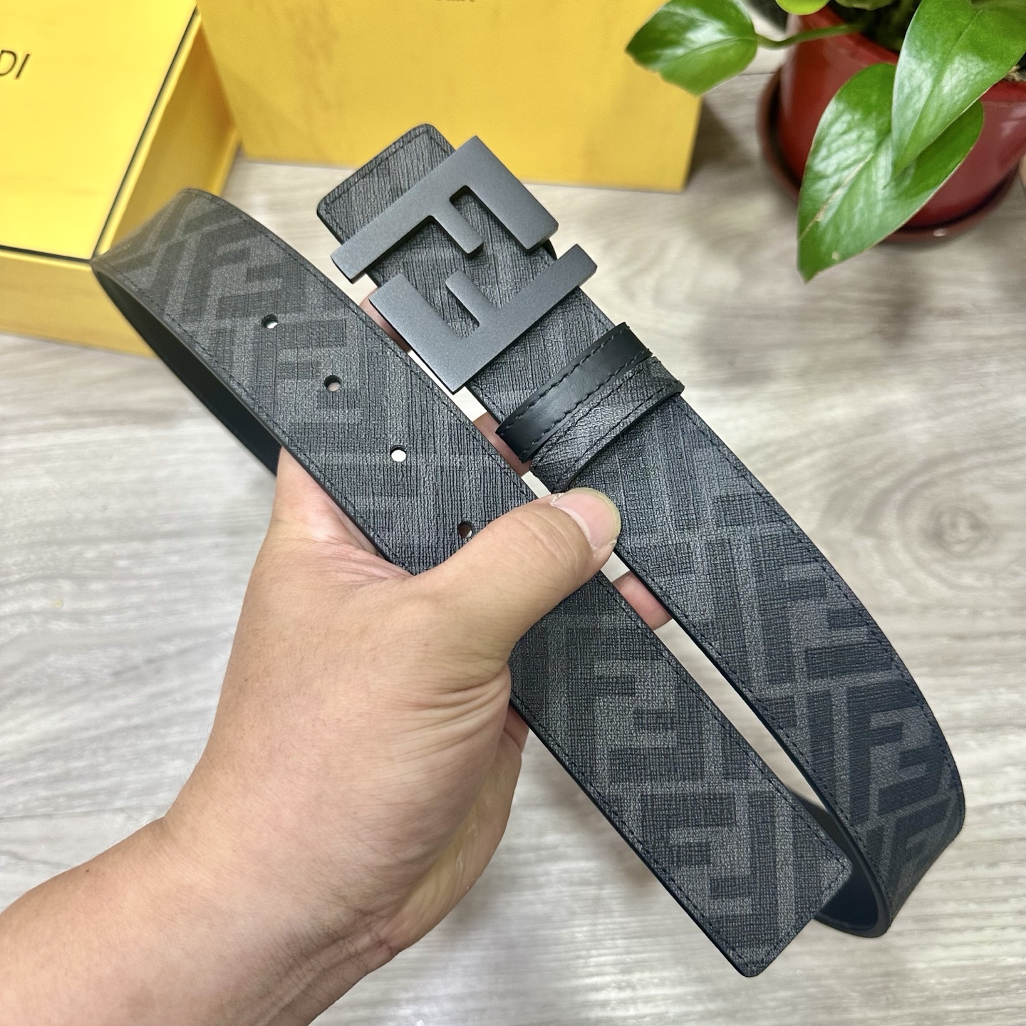 
     FENDI（芬迪）专柜同款 宽4.0CM 双环正反用腰带 FF按钉搭扣 黑色Cuoio  R