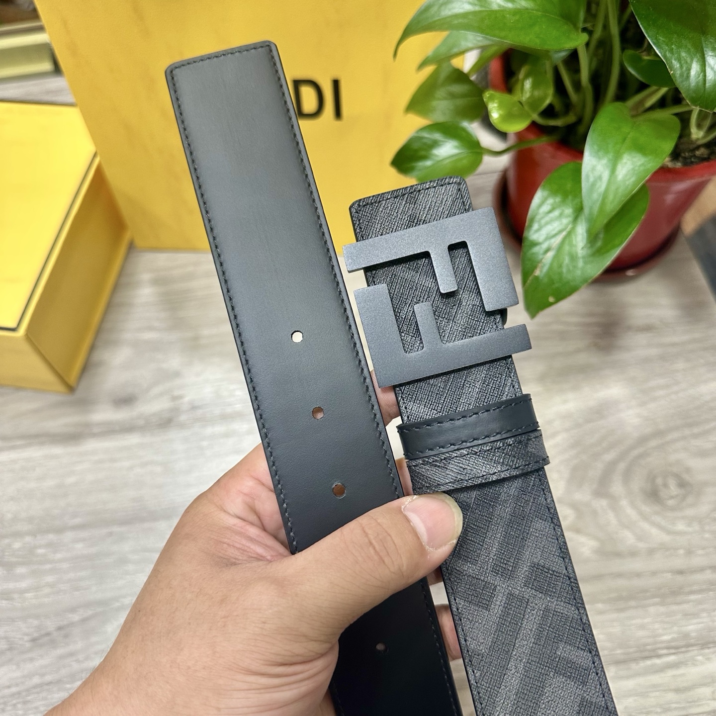 
     FENDI（芬迪）专柜同款 宽4.0CM 双环正反用腰带 FF按钉搭扣 黑色Cuoio  R