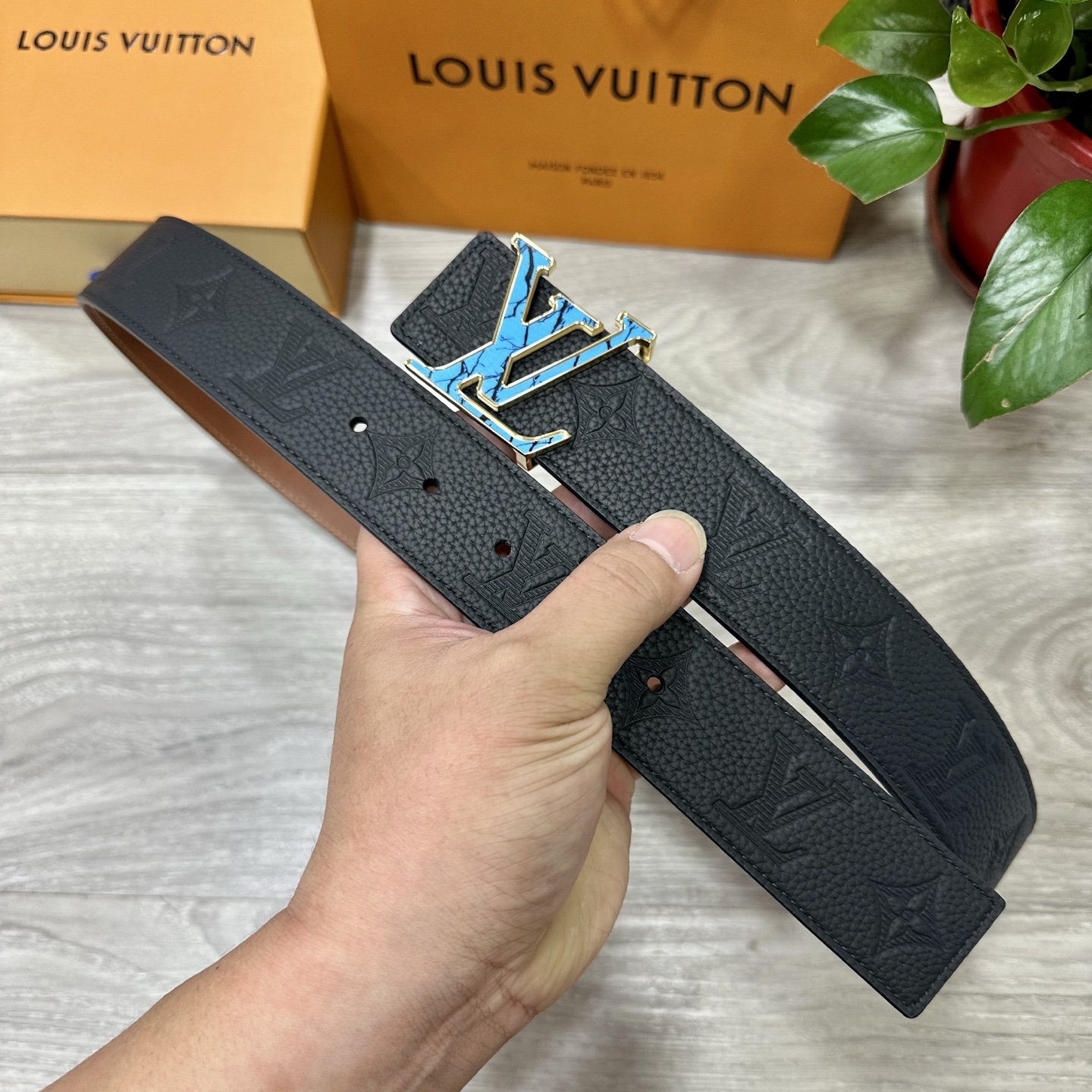 
        LV.路易威登 宽40MM双面原版小牛皮 搭配单钌钯电镀扣 完美的手感.油边 出众的设