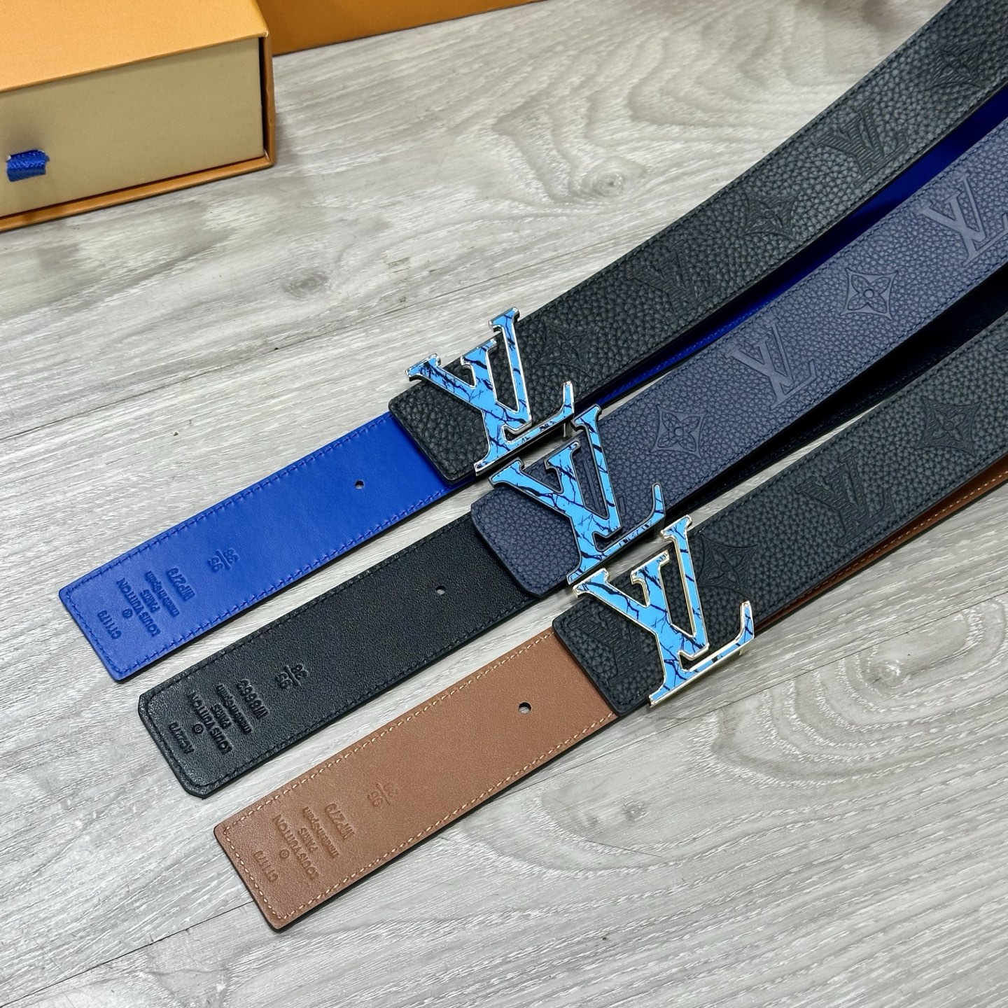 
        LV.路易威登 宽40MM双面原版小牛皮 搭配单钌钯电镀扣 完美的手感.油边 出众的设