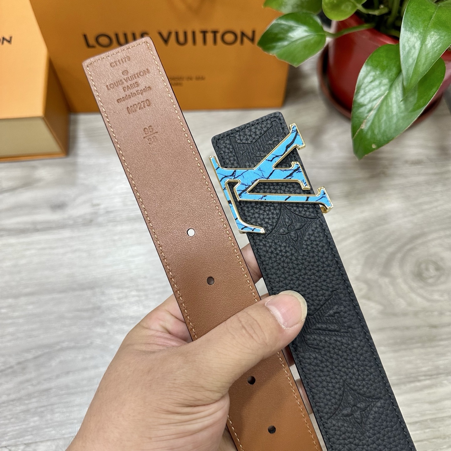 
        LV.路易威登 宽40MM双面原版小牛皮 搭配单钌钯电镀扣 完美的手感.油边 出众的设