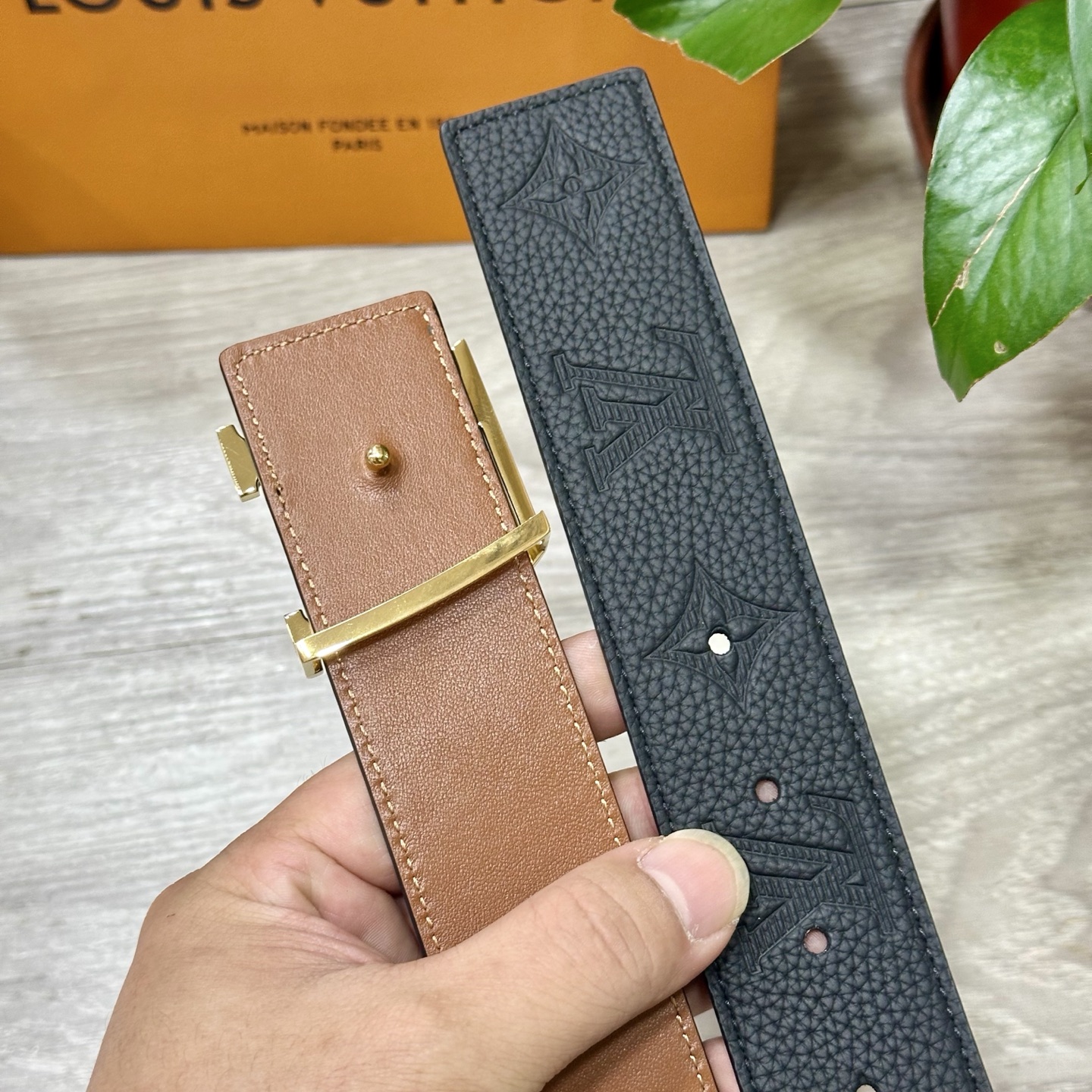 
        LV.路易威登 宽40MM双面原版小牛皮 搭配单钌钯电镀扣 完美的手感.油边 出众的设