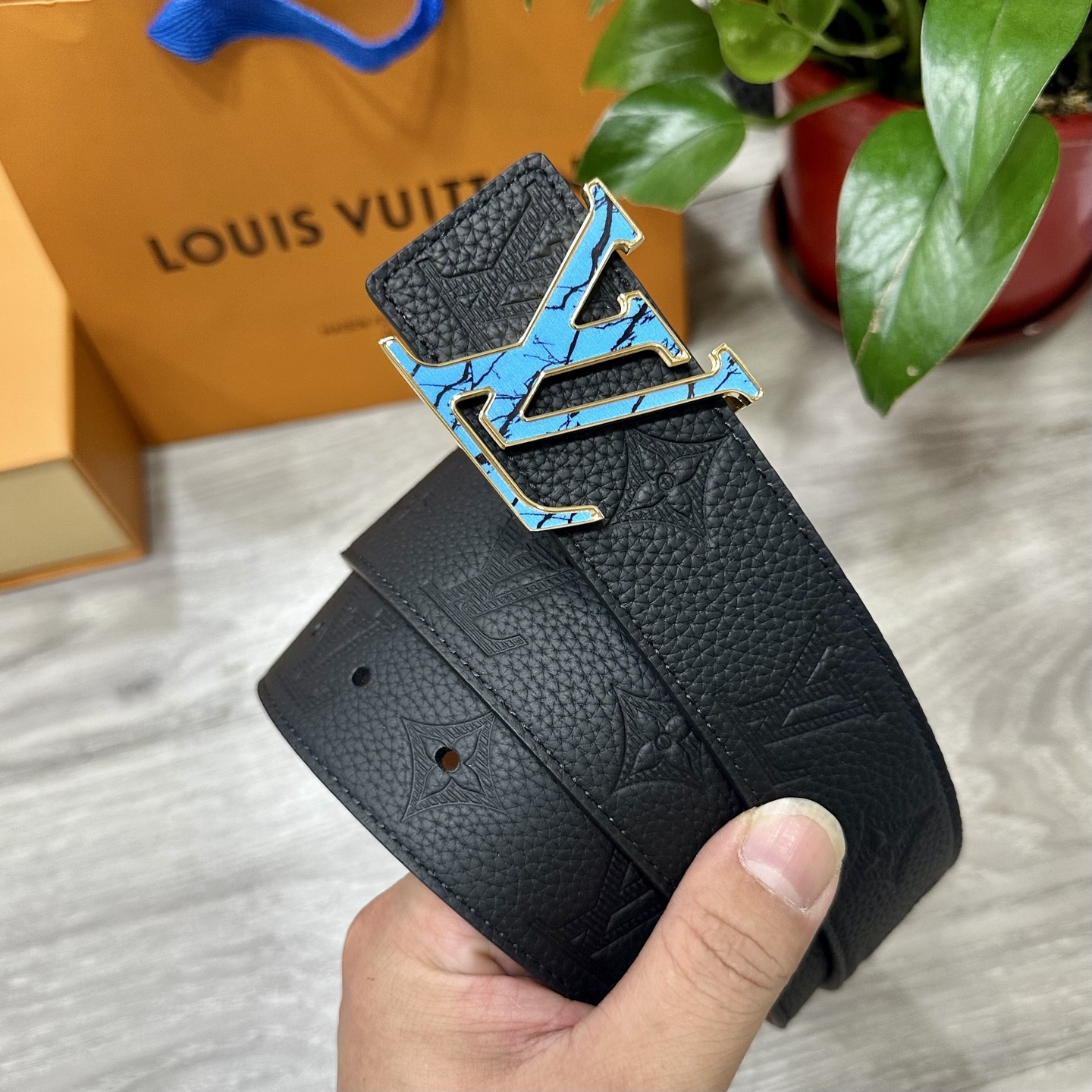 
        LV.路易威登 宽40MM双面原版小牛皮 搭配单钌钯电镀扣 完美的手感.油边 出众的设