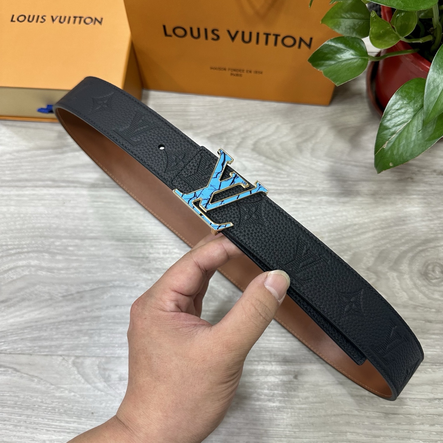
        LV.路易威登 宽40MM双面原版小牛皮 搭配单钌钯电镀扣 完美的手感.油边 出众的设
