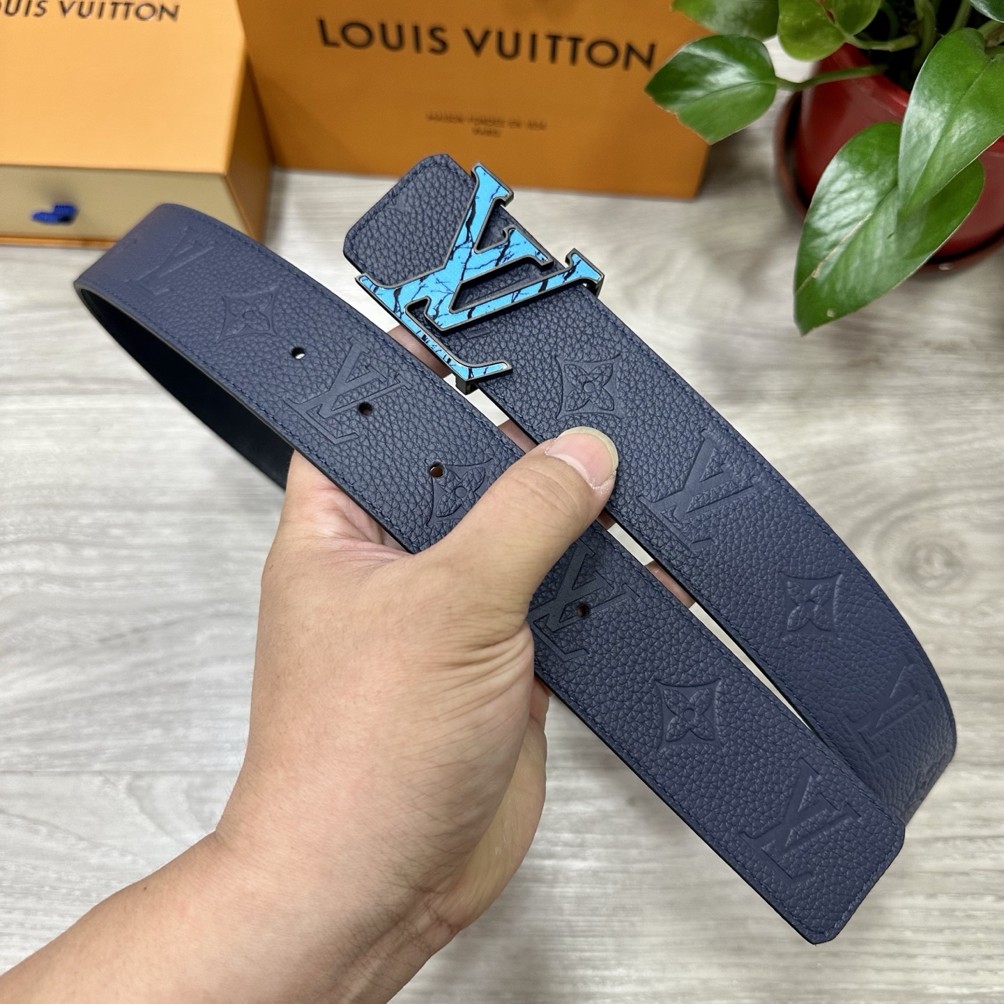 
        LV.路易威登 宽40MM双面原版小牛皮 搭配单钌钯电镀扣 完美的手感.油边 出众的设