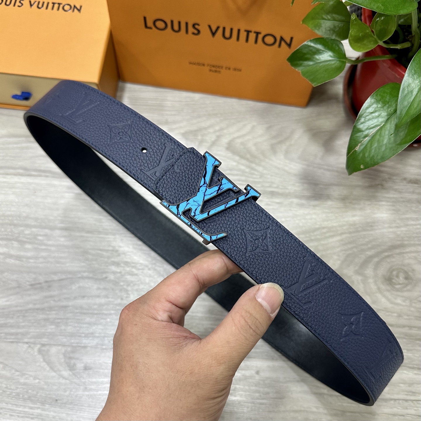 
        LV.路易威登 宽40MM双面原版小牛皮 搭配单钌钯电镀扣 完美的手感.油边 出众的设