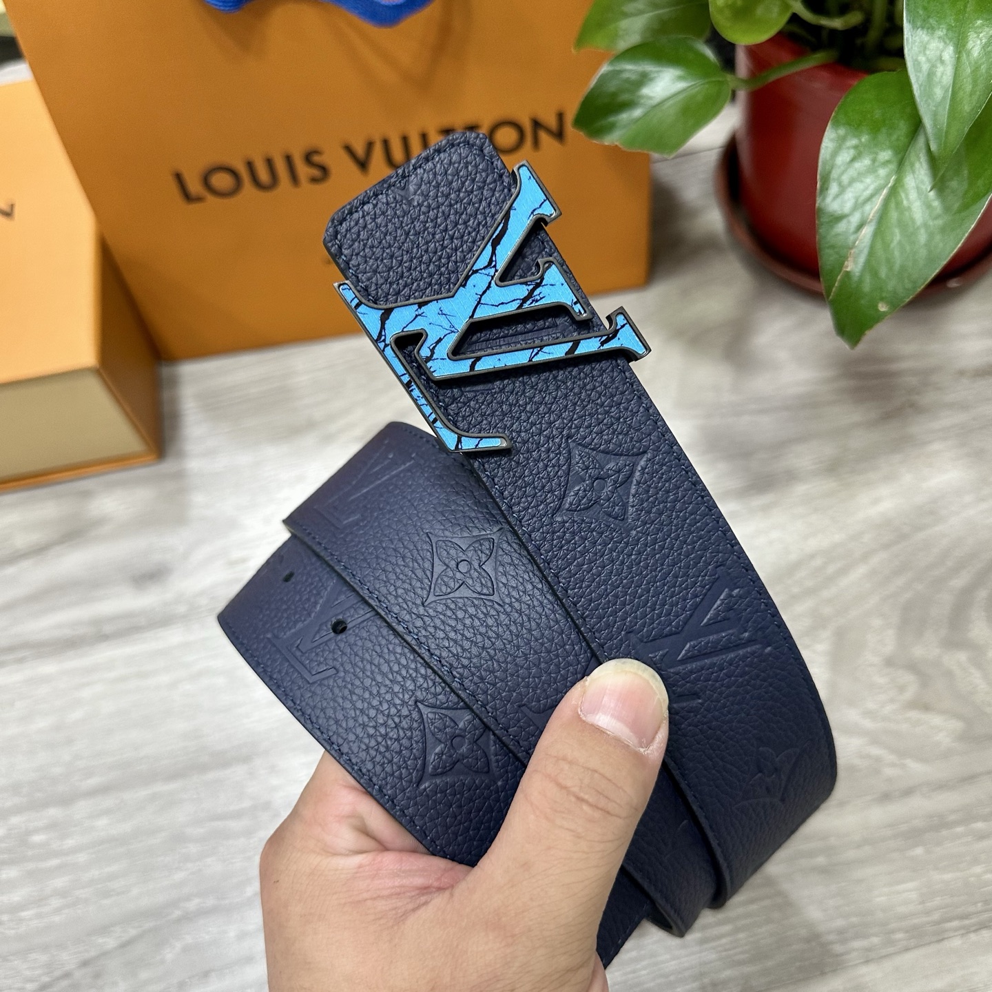 
        LV.路易威登 宽40MM双面原版小牛皮 搭配单钌钯电镀扣 完美的手感.油边 出众的设