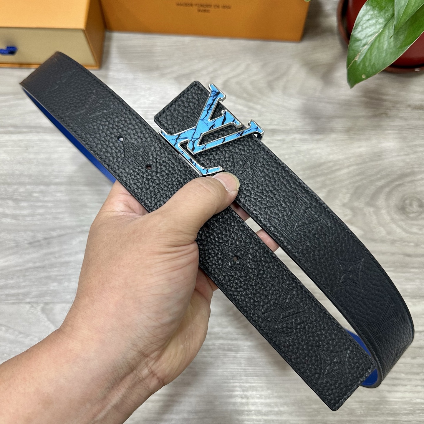 
        LV.路易威登 宽40MM双面原版小牛皮 搭配单钌钯电镀扣 完美的手感.油边 出众的设