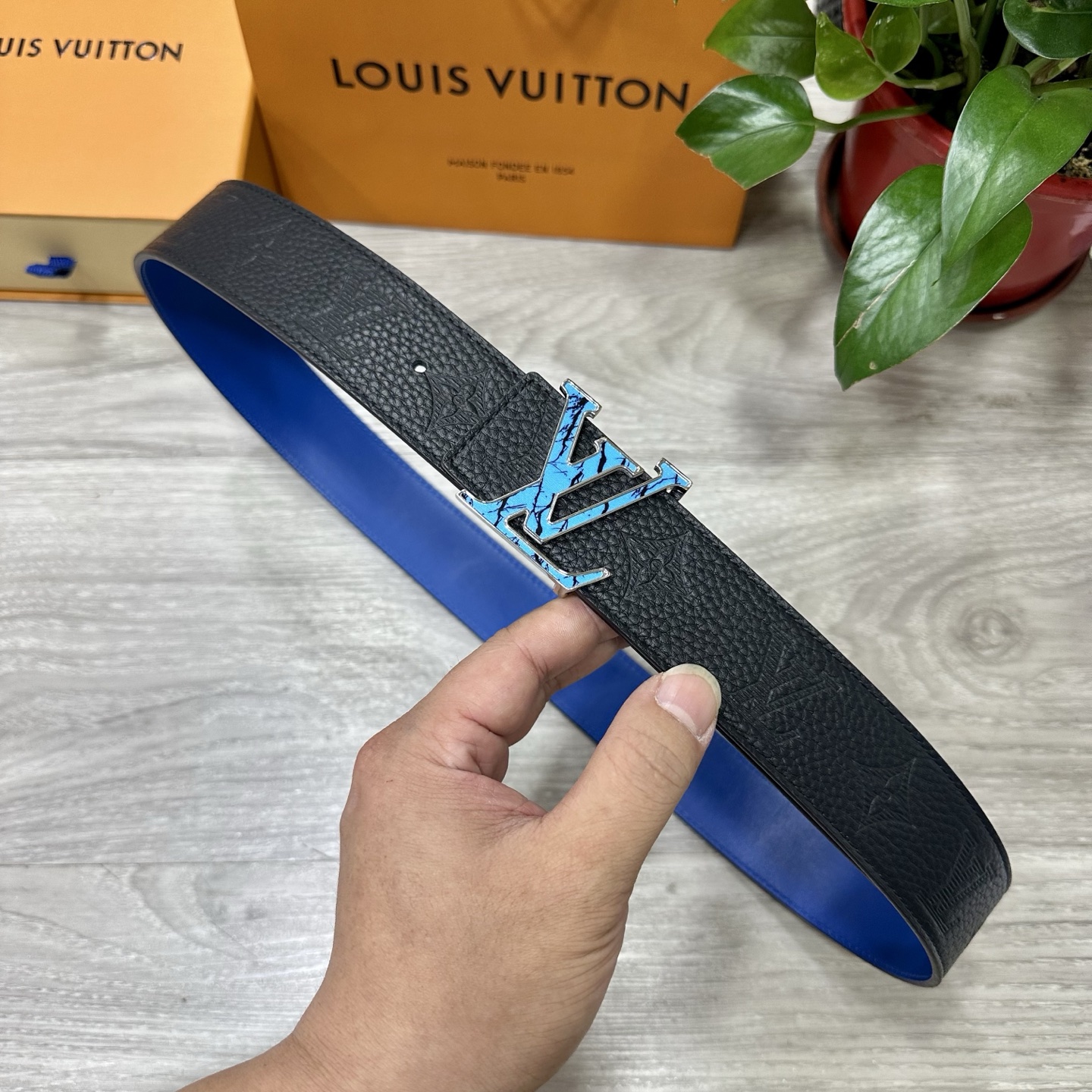 
        LV.路易威登 宽40MM双面原版小牛皮 搭配单钌钯电镀扣 完美的手感.油边 出众的设