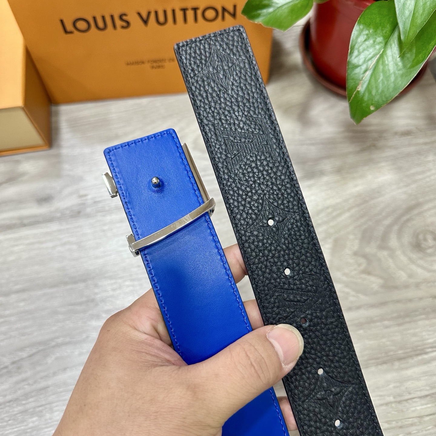 
        LV.路易威登 宽40MM双面原版小牛皮 搭配单钌钯电镀扣 完美的手感.油边 出众的设