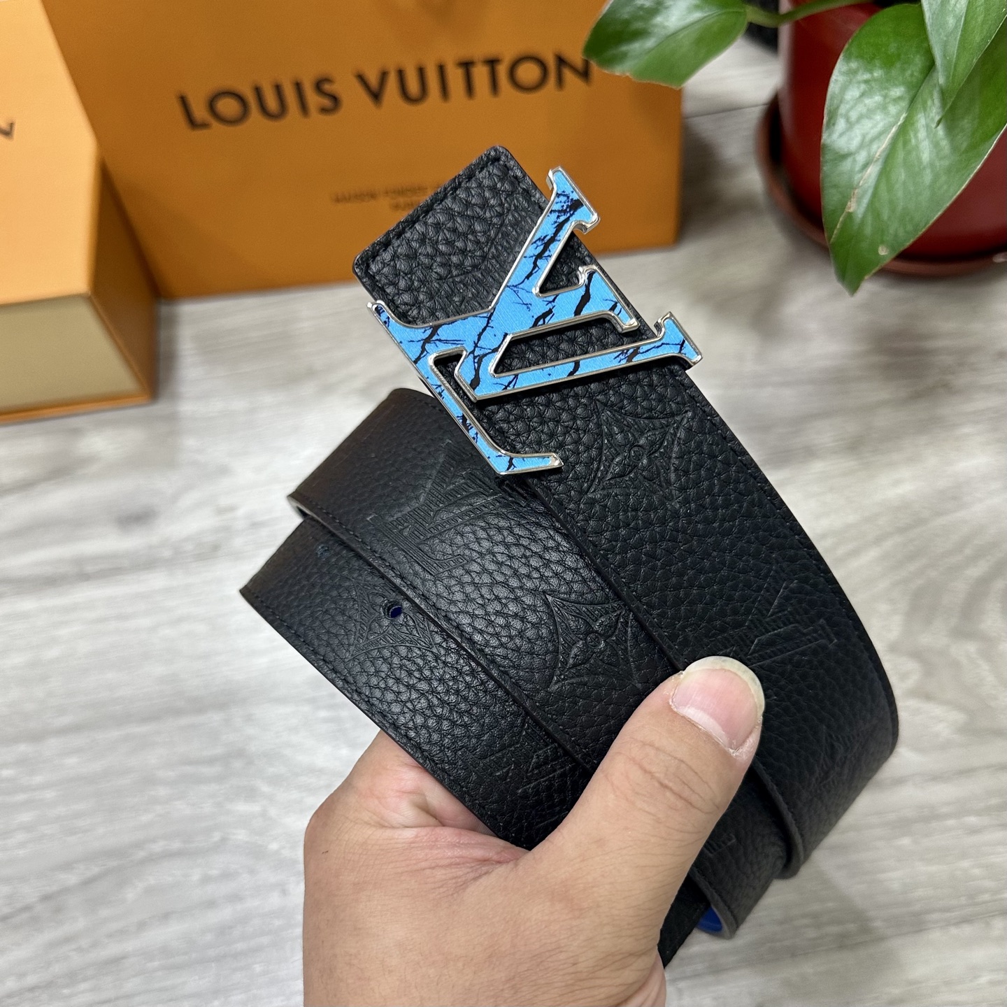 
        LV.路易威登 宽40MM双面原版小牛皮 搭配单钌钯电镀扣 完美的手感.油边 出众的设