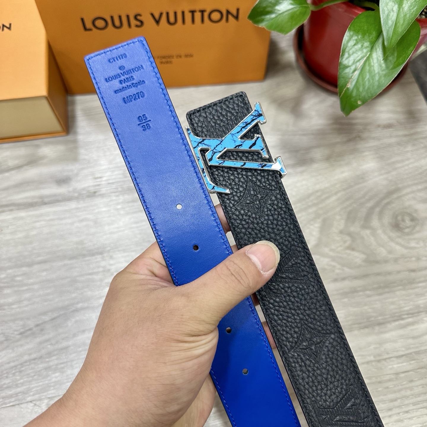 
        LV.路易威登 宽40MM双面原版小牛皮 搭配单钌钯电镀扣 完美的手感.油边 出众的设