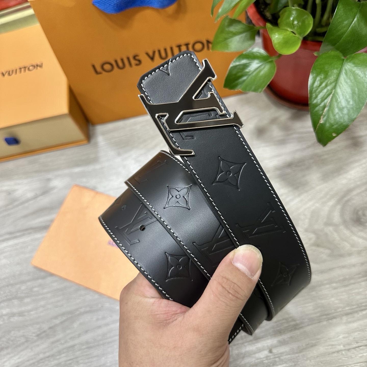 
        LV.路易威登 宽40MM双面原版小牛皮 搭配单钌钯电镀扣 完美的手感.油边 出众的设