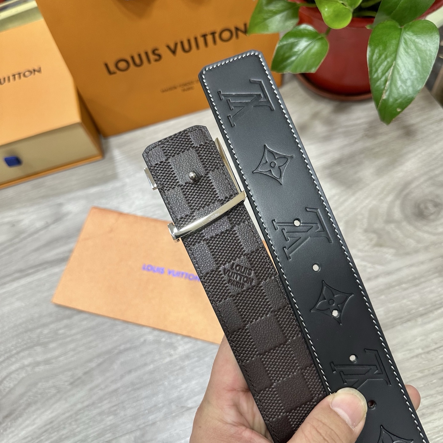 
        LV.路易威登 宽40MM双面原版小牛皮 搭配单钌钯电镀扣 完美的手感.油边 出众的设