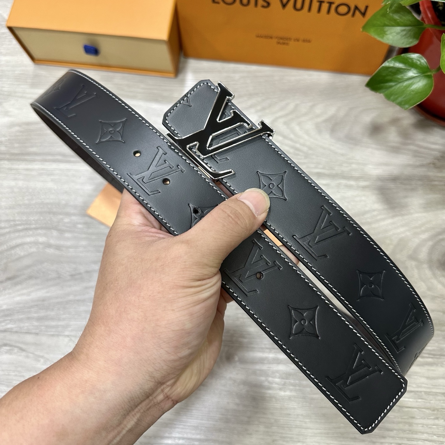 
        LV.路易威登 宽40MM双面原版小牛皮 搭配单钌钯电镀扣 完美的手感.油边 出众的设