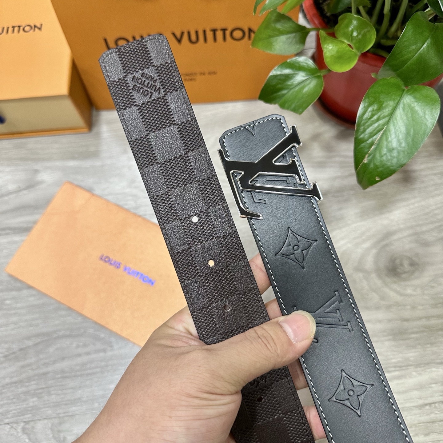 
        LV.路易威登 宽40MM双面原版小牛皮 搭配单钌钯电镀扣 完美的手感.油边 出众的设
