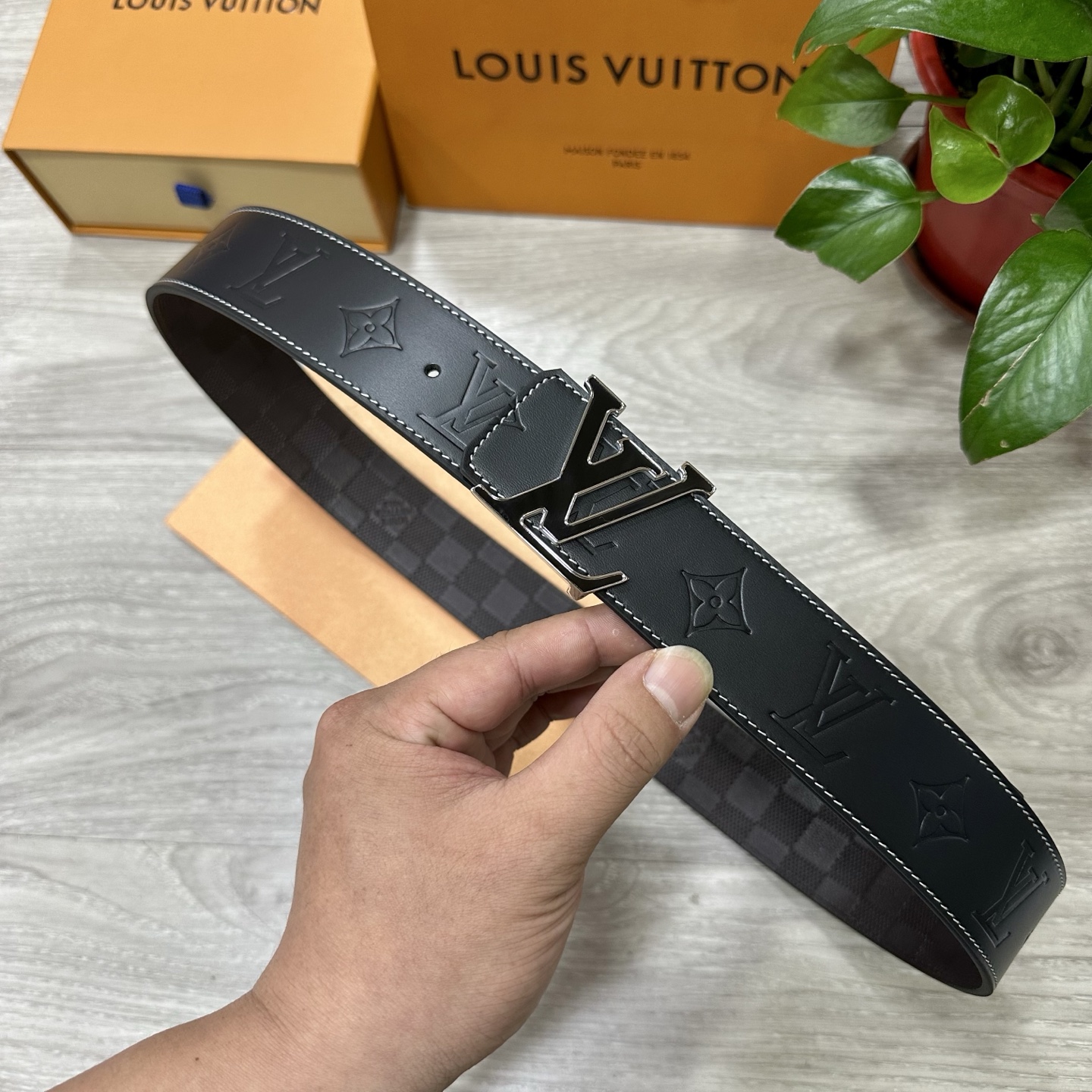 
        LV.路易威登 宽40MM双面原版小牛皮 搭配单钌钯电镀扣 完美的手感.油边 出众的设