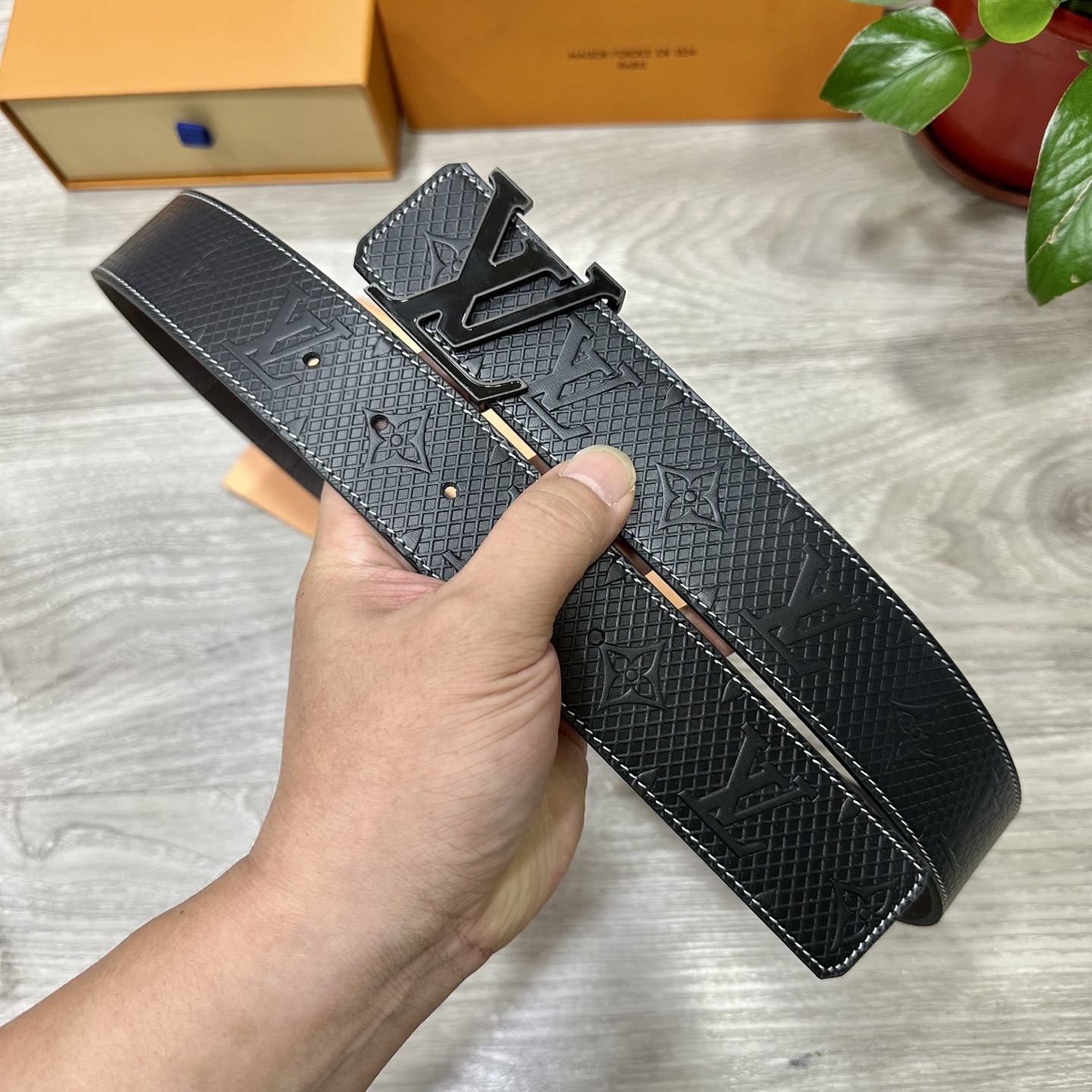 
        LV.路易威登 宽40MM双面原版小牛皮 搭配单钌钯电镀扣 完美的手感.油边 出众的设