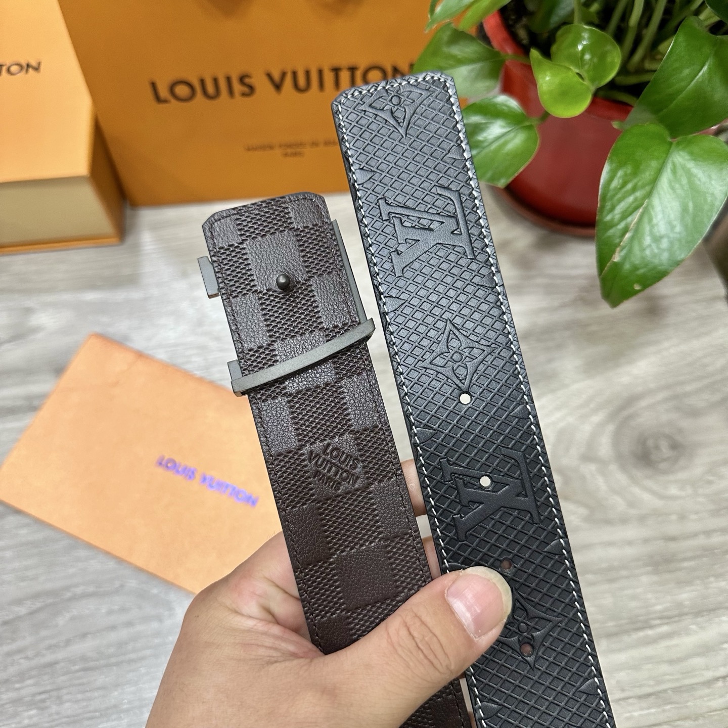 
        LV.路易威登 宽40MM双面原版小牛皮 搭配单钌钯电镀扣 完美的手感.油边 出众的设