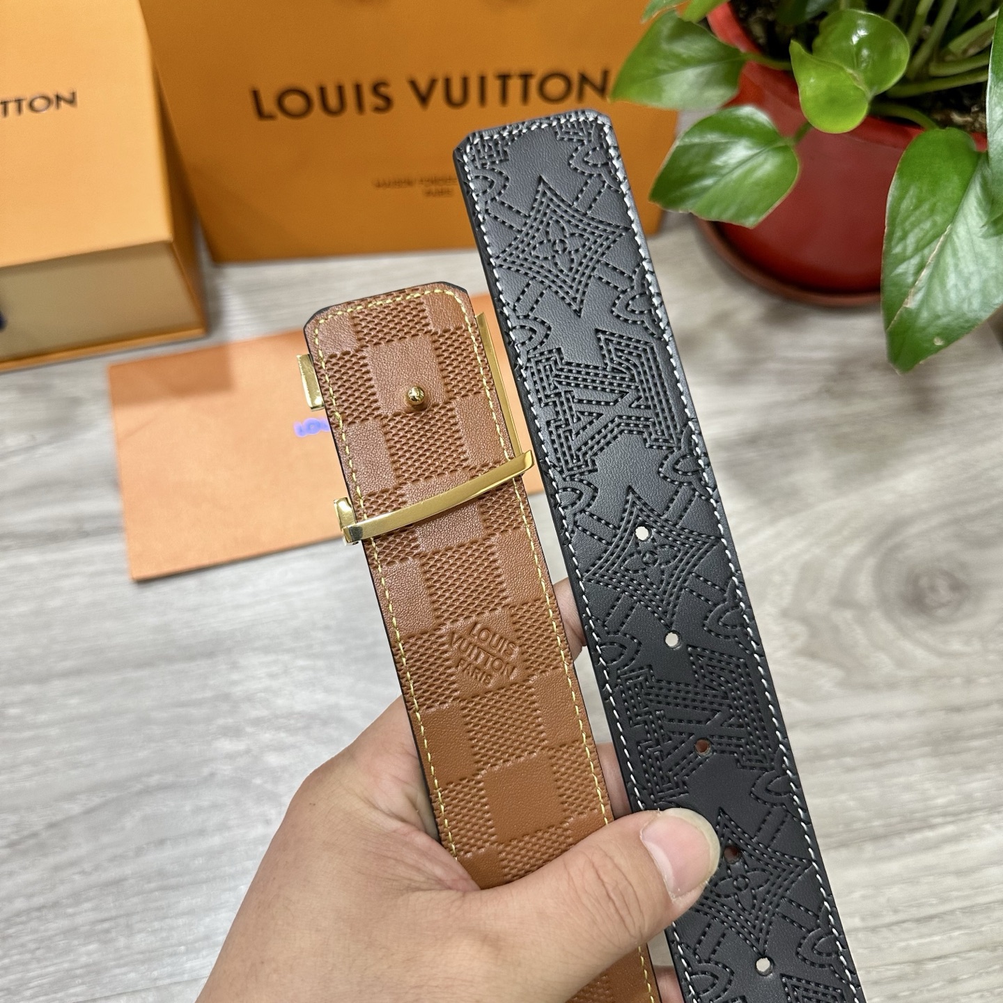 
        LV.路易威登 宽40MM双面原版小牛皮 搭配单钌钯电镀扣 完美的手感.油边 出众的设