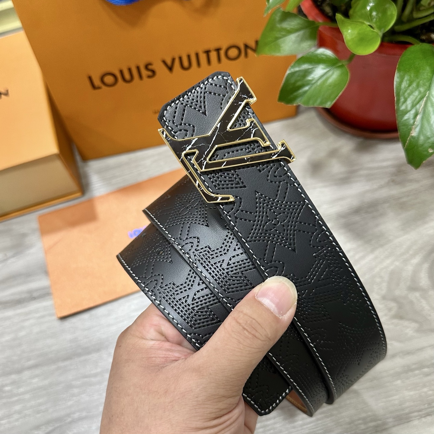 
        LV.路易威登 宽40MM双面原版小牛皮 搭配单钌钯电镀扣 完美的手感.油边 出众的设