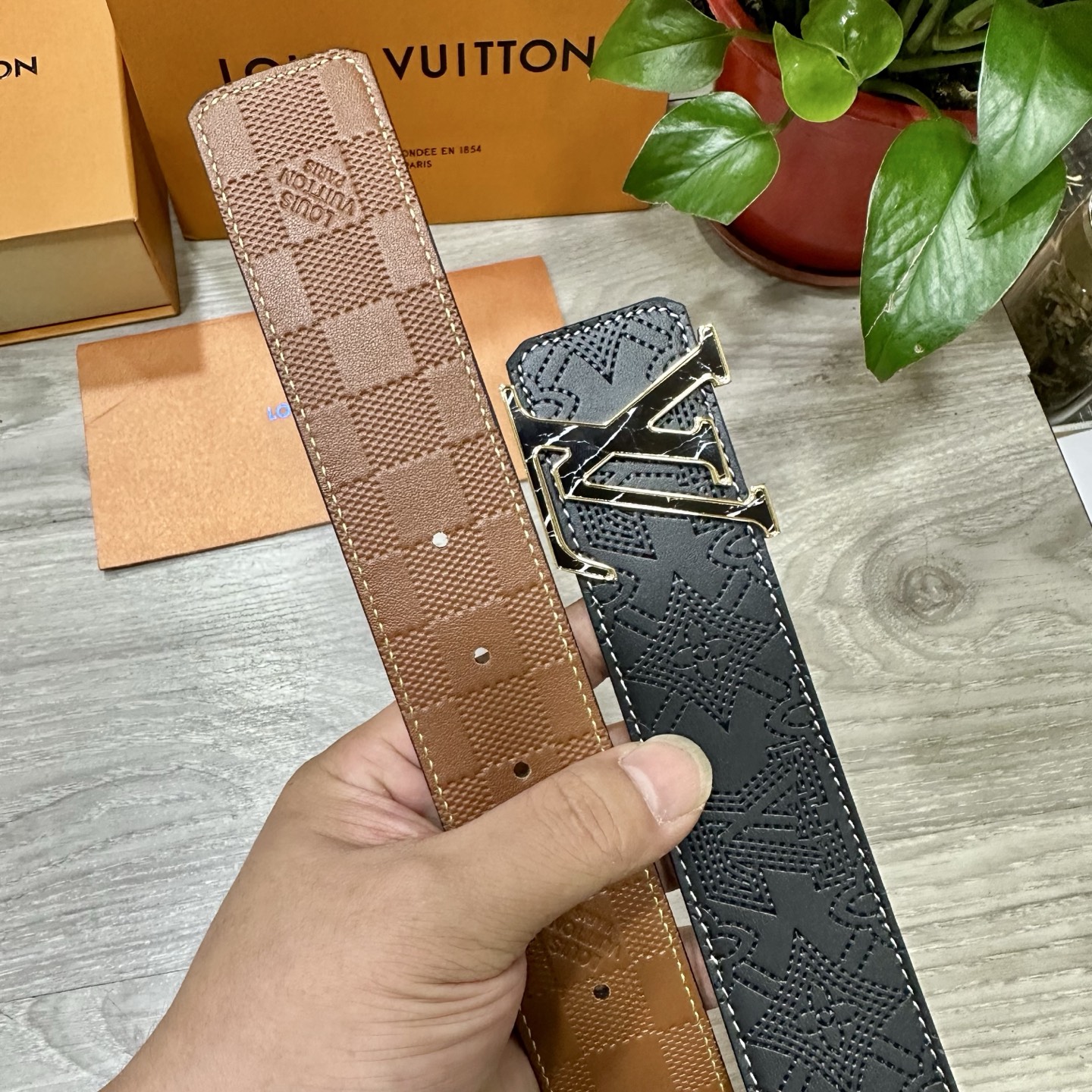 
        LV.路易威登 宽40MM双面原版小牛皮 搭配单钌钯电镀扣 完美的手感.油边 出众的设