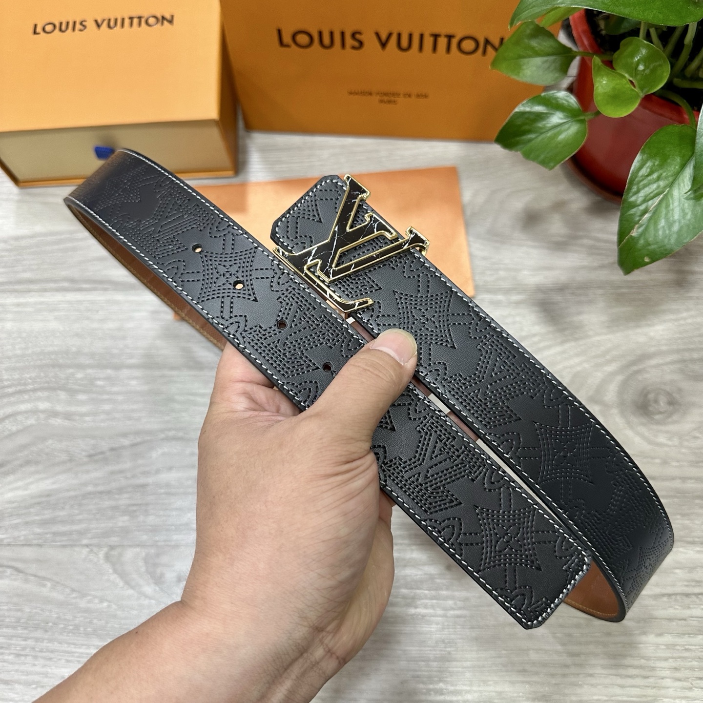 
        LV.路易威登 宽40MM双面原版小牛皮 搭配单钌钯电镀扣 完美的手感.油边 出众的设