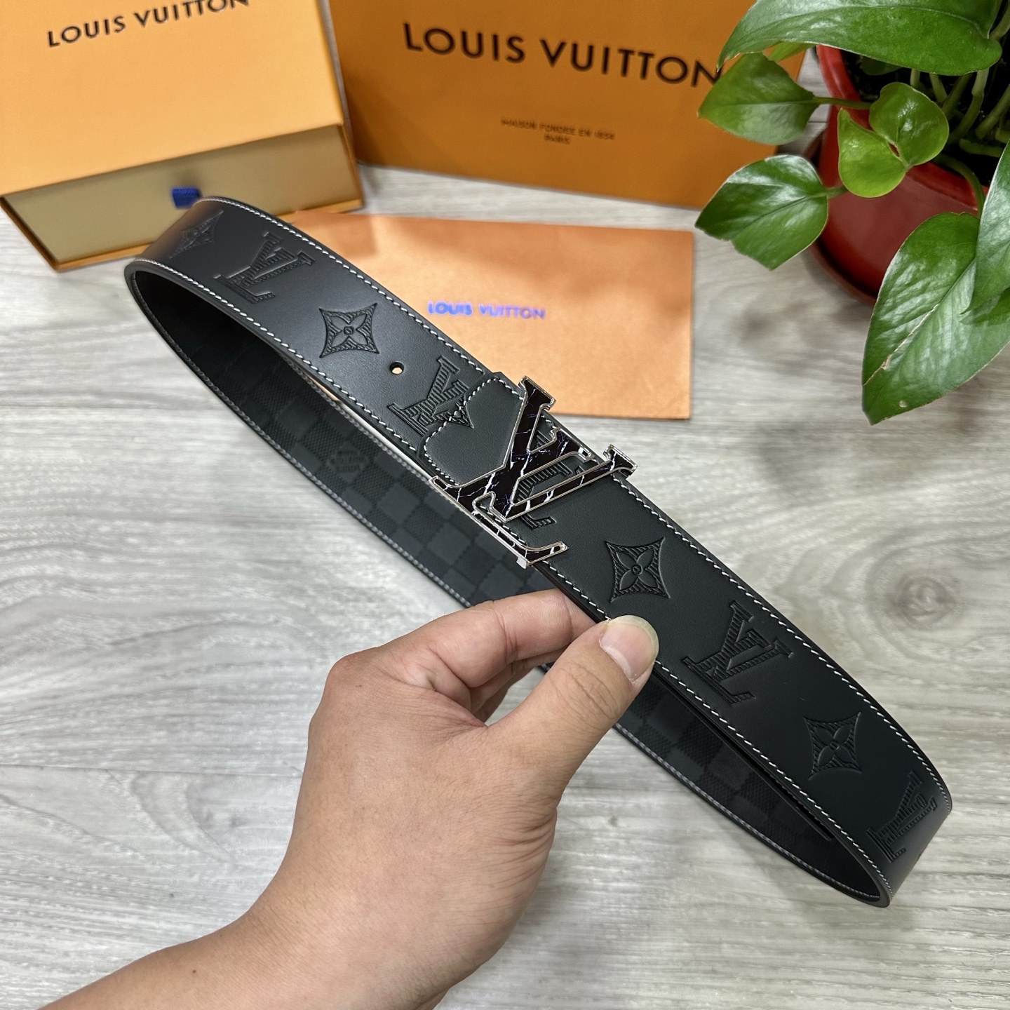 
        LV.路易威登 宽40MM双面原版小牛皮 搭配单钌钯电镀扣 完美的手感.油边 出众的设