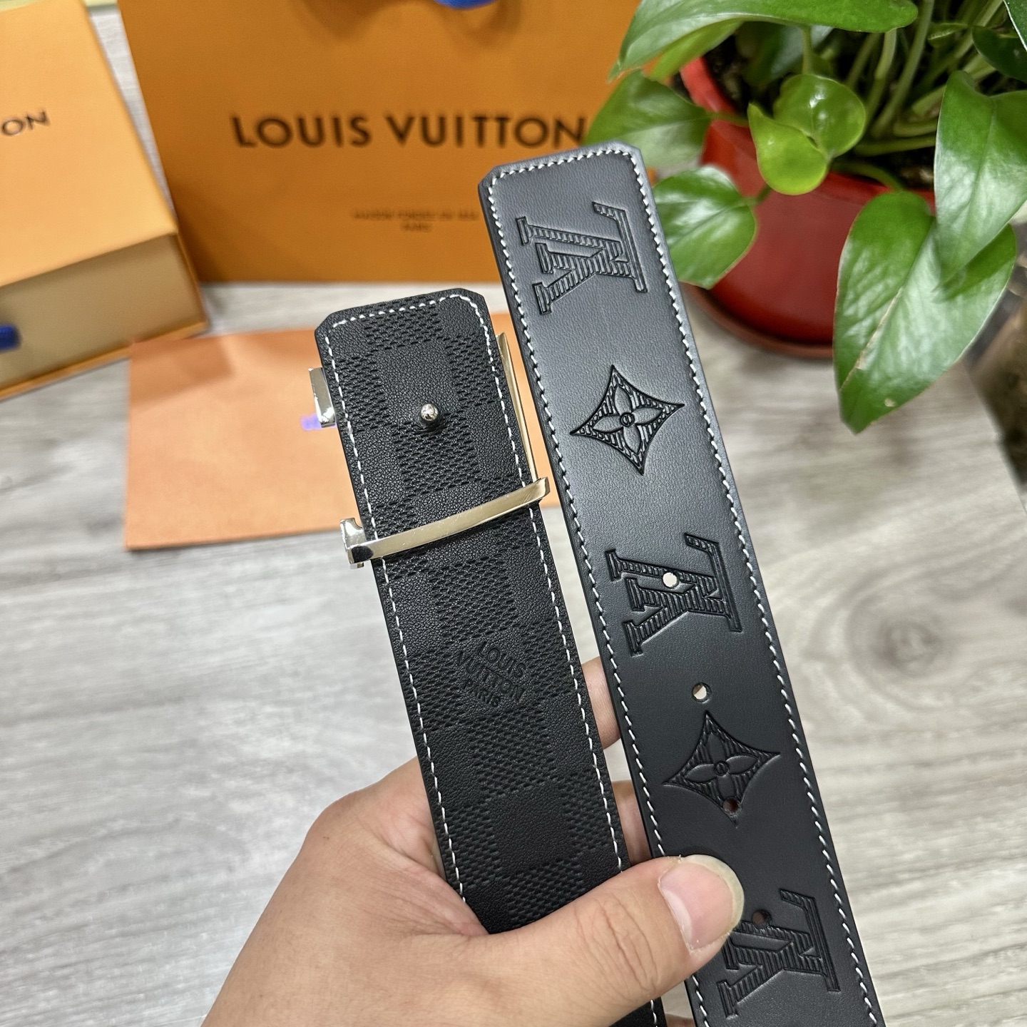 
        LV.路易威登 宽40MM双面原版小牛皮 搭配单钌钯电镀扣 完美的手感.油边 出众的设