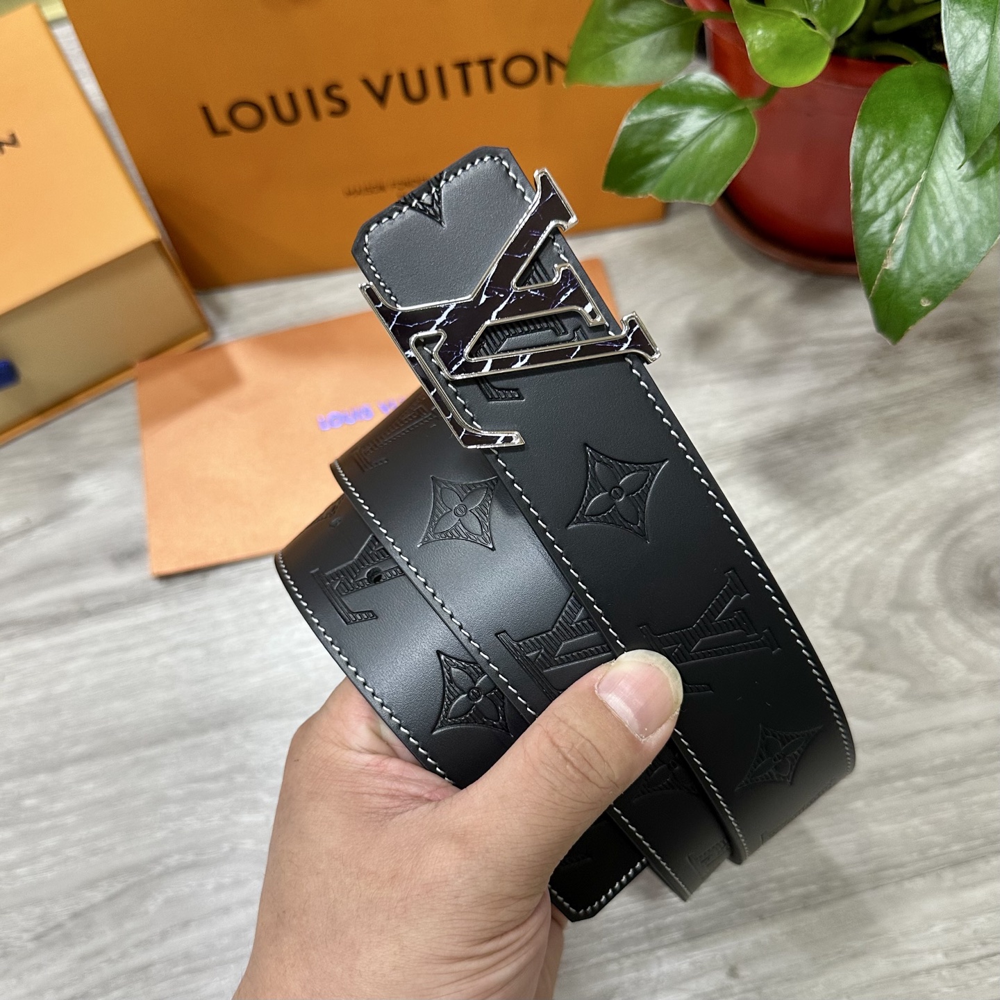 
        LV.路易威登 宽40MM双面原版小牛皮 搭配单钌钯电镀扣 完美的手感.油边 出众的设
