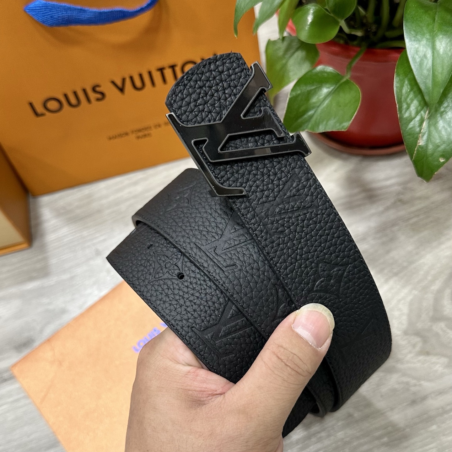 
        LV.路易威登 宽40MM双面原版小牛皮 搭配单钌钯电镀扣 完美的手感.油边 出众的设
