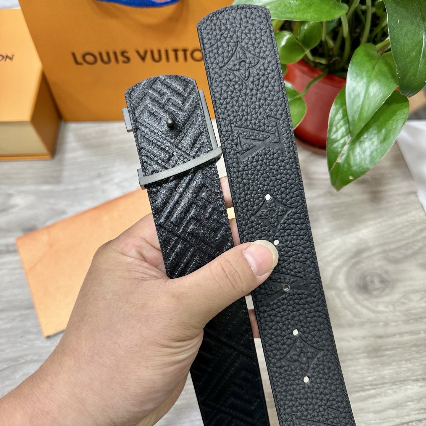 
        LV.路易威登 宽40MM双面原版小牛皮 搭配单钌钯电镀扣 完美的手感.油边 出众的设
