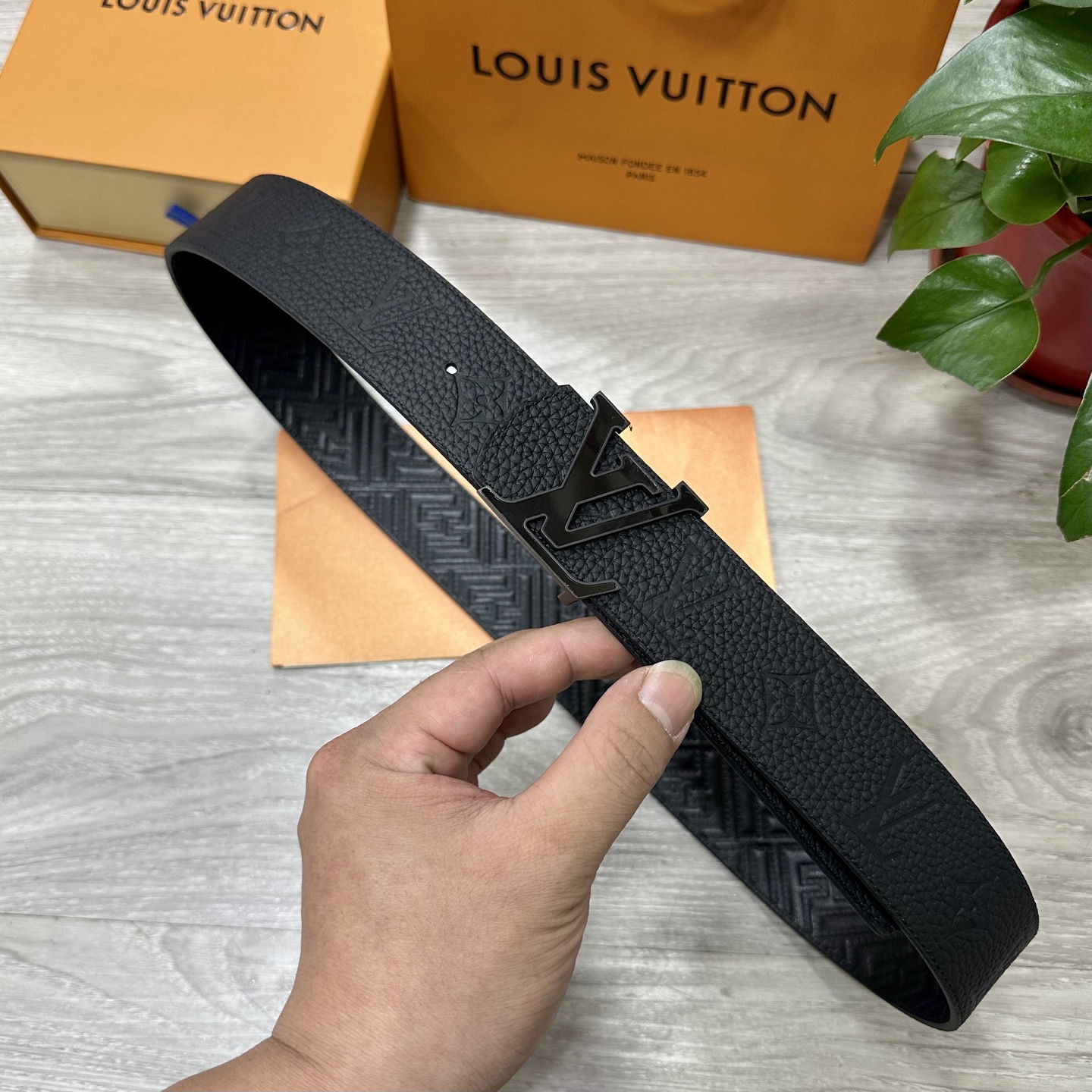 
        LV.路易威登 宽40MM双面原版小牛皮 搭配单钌钯电镀扣 完美的手感.油边 出众的设