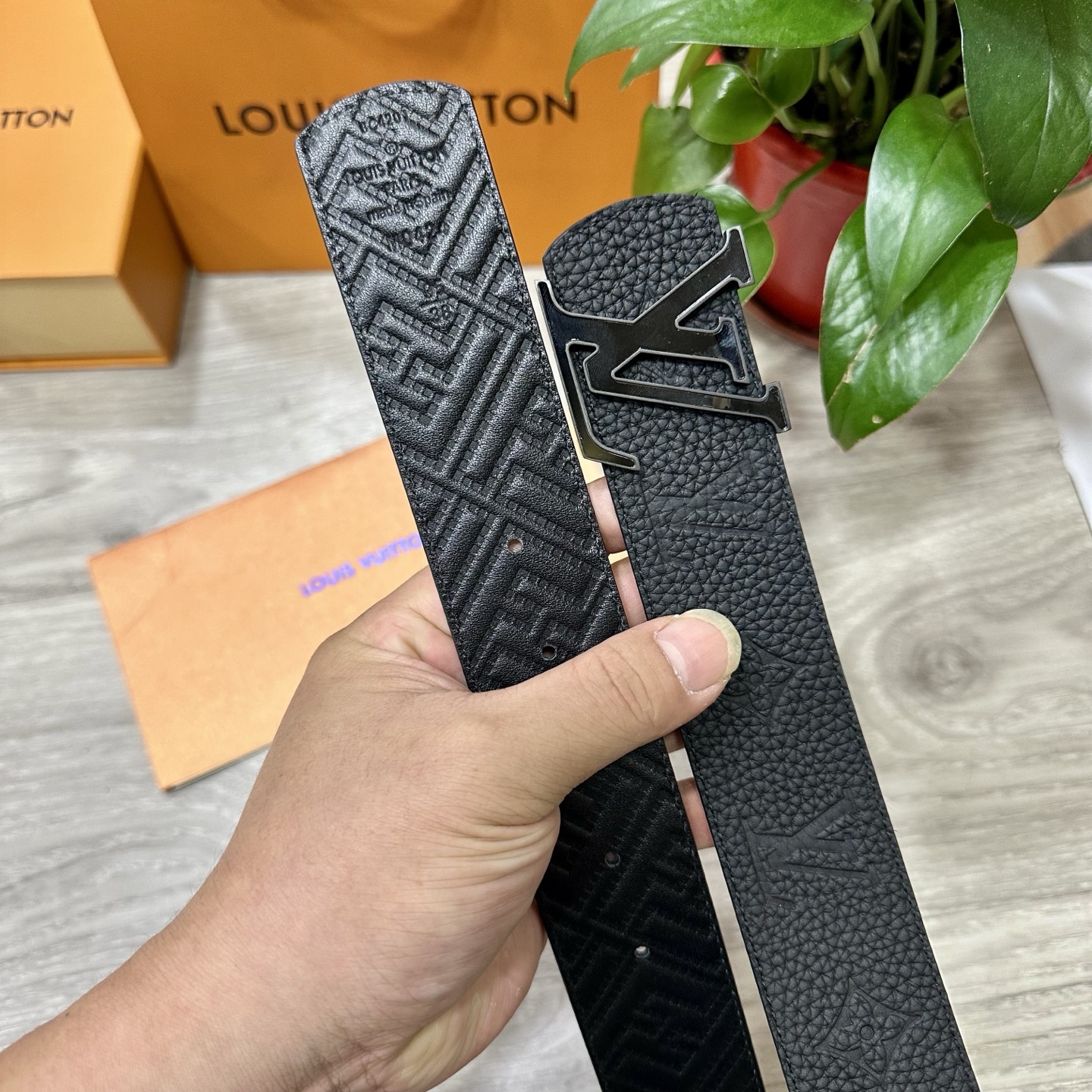 
        LV.路易威登 宽40MM双面原版小牛皮 搭配单钌钯电镀扣 完美的手感.油边 出众的设