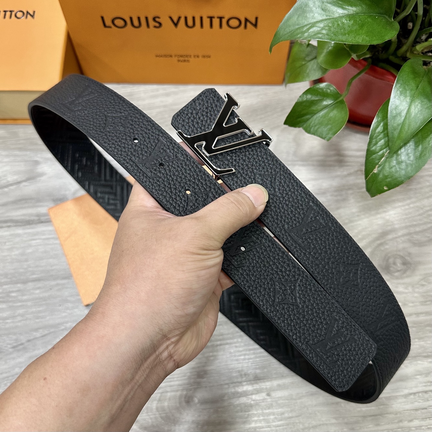 
        LV.路易威登 宽40MM双面原版小牛皮 搭配单钌钯电镀扣 完美的手感.油边 出众的设