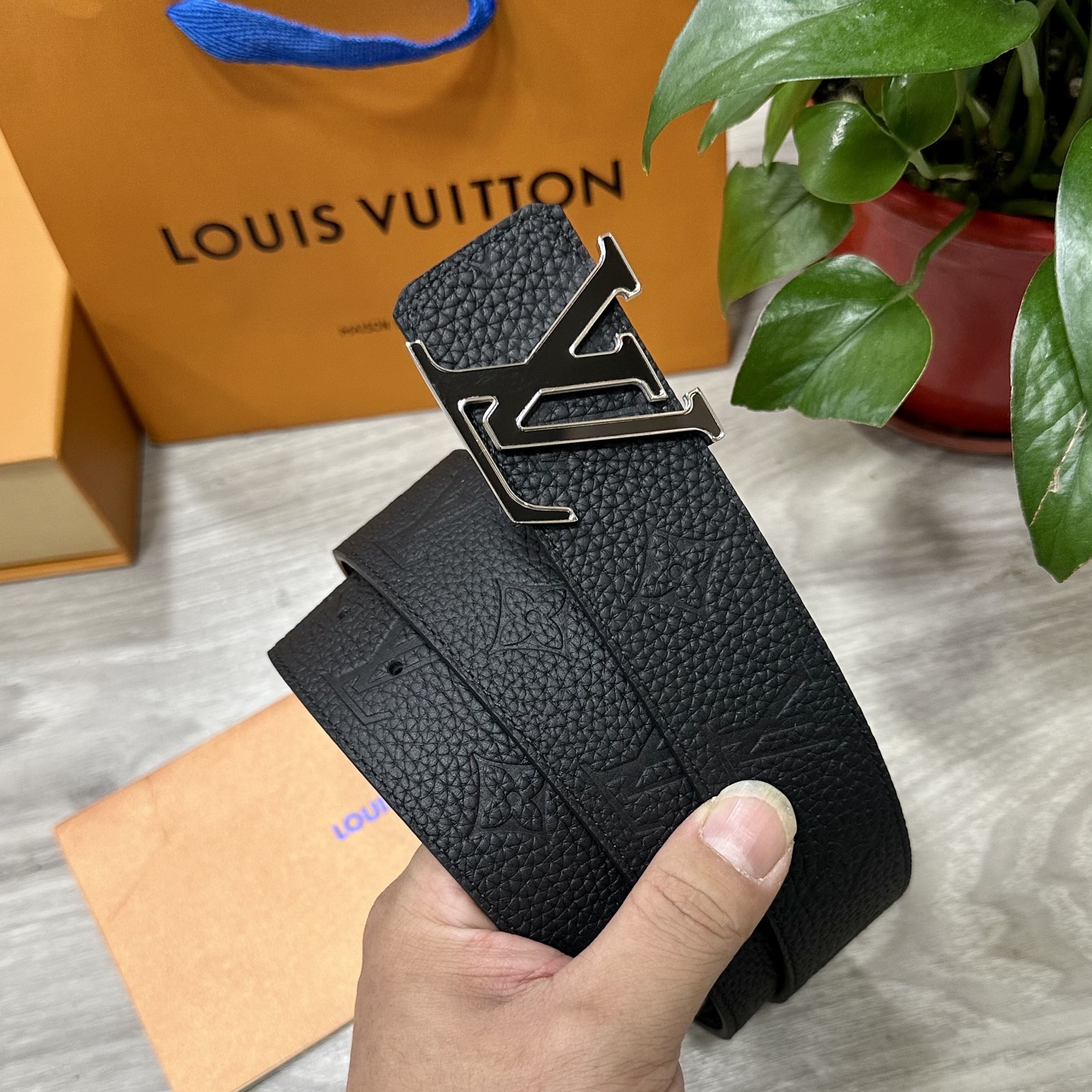 
        LV.路易威登 宽40MM双面原版小牛皮 搭配单钌钯电镀扣 完美的手感.油边 出众的设