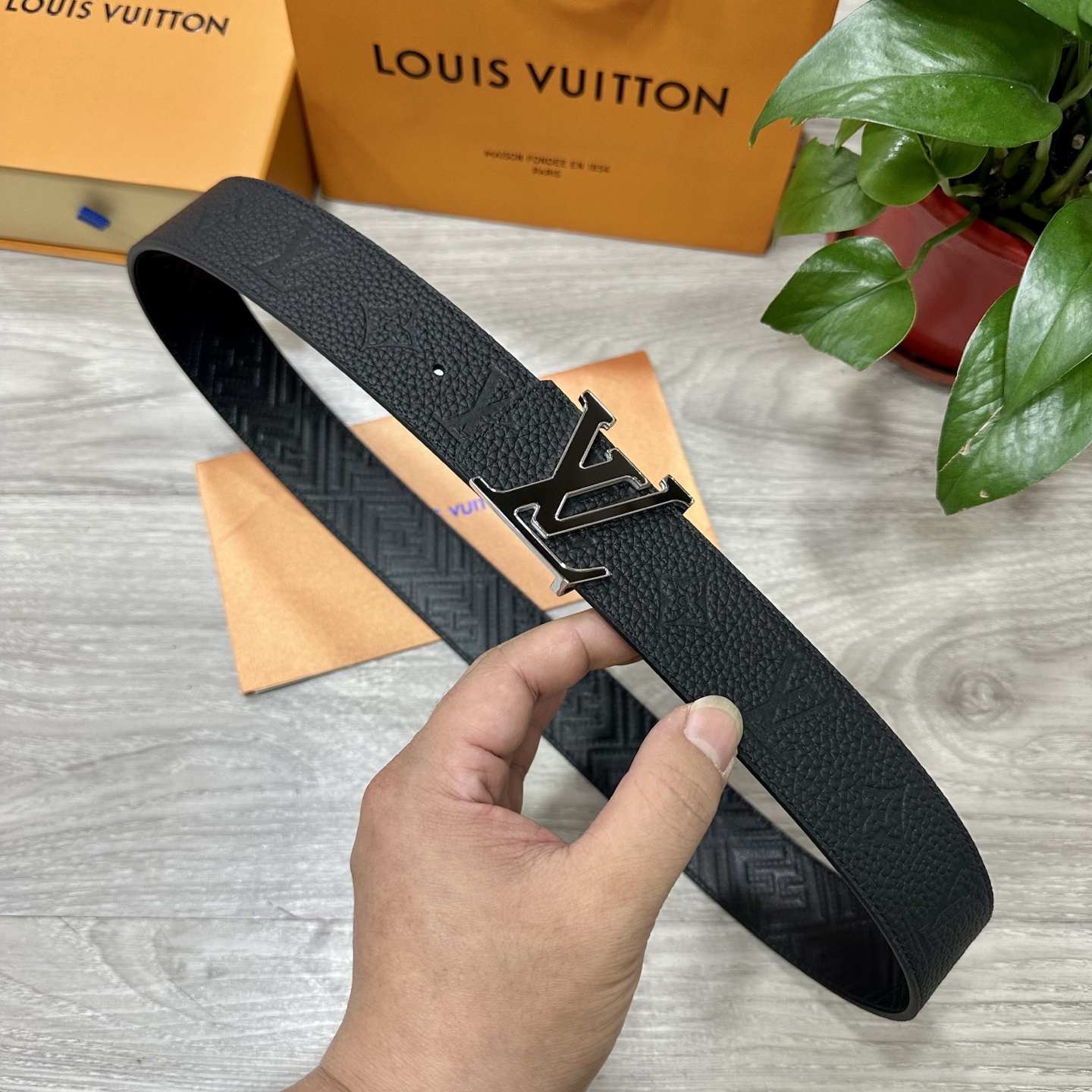 
        LV.路易威登 宽40MM双面原版小牛皮 搭配单钌钯电镀扣 完美的手感.油边 出众的设